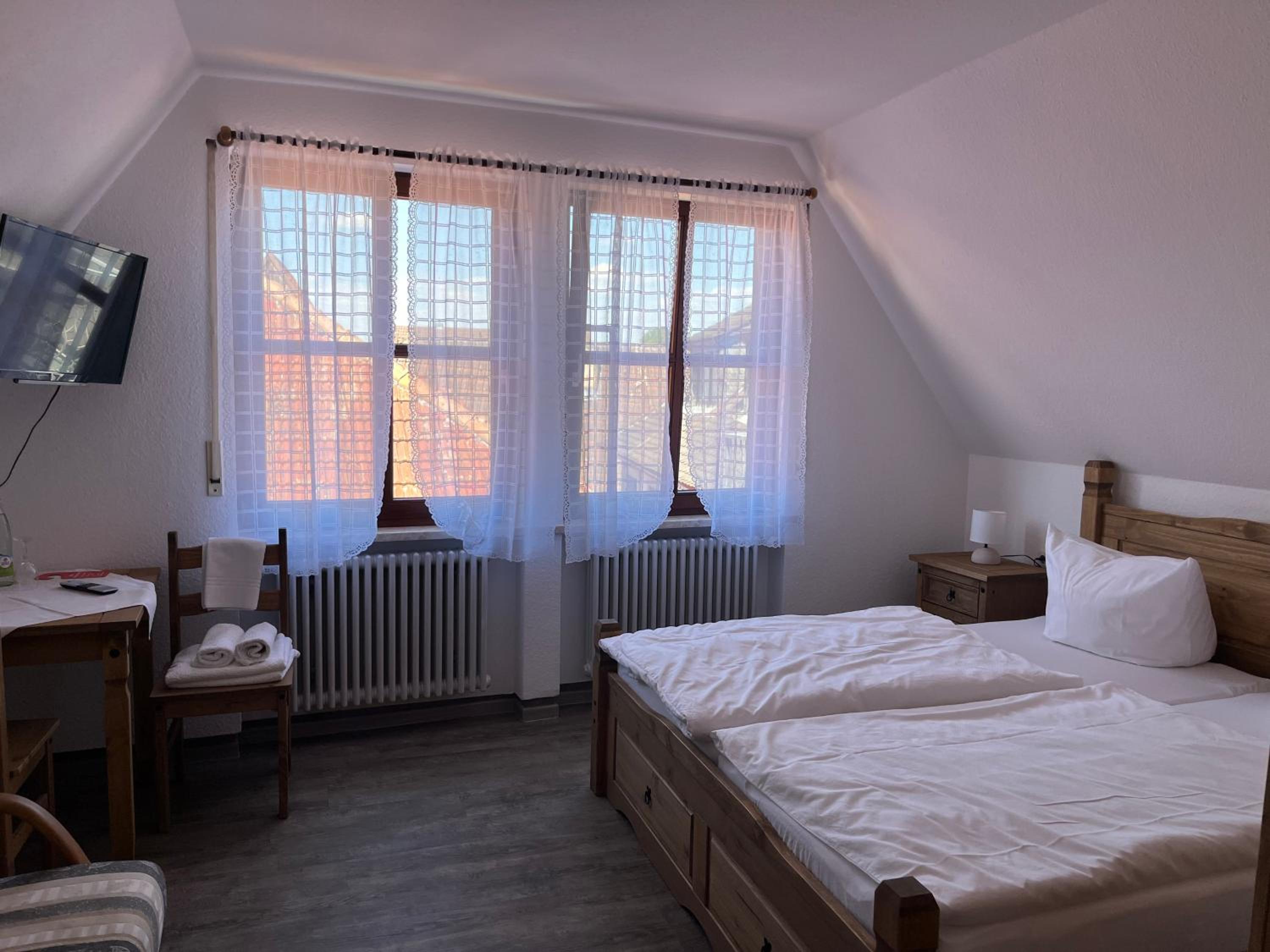 Double Room with Private Bathroom - Photo 9