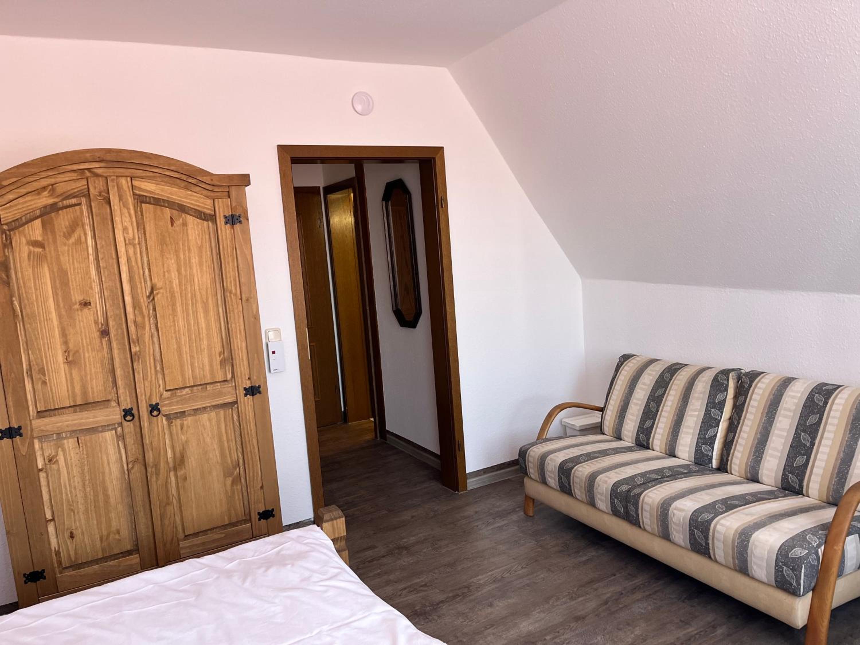 Double Room with Private Bathroom - Photo 7