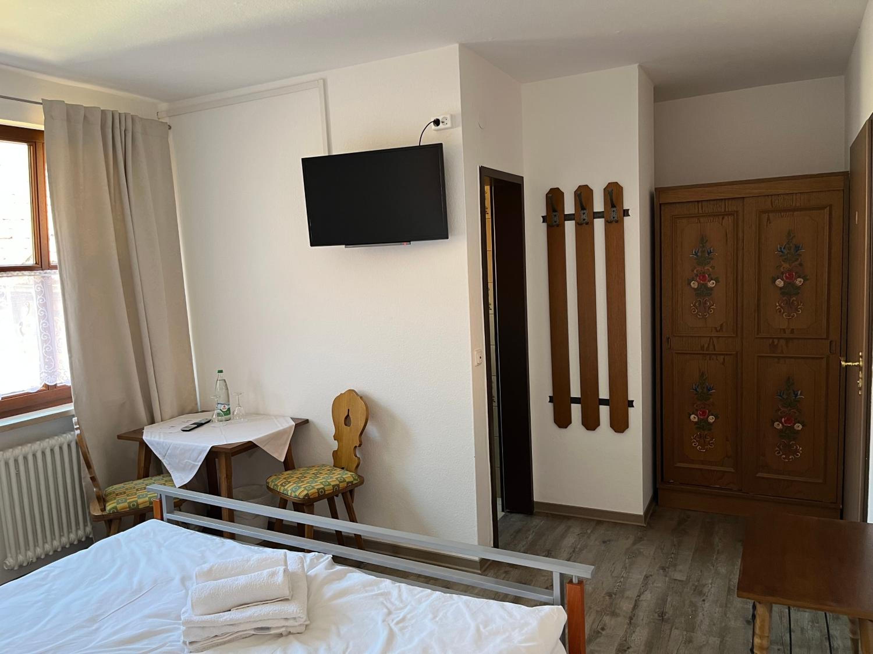 Double Room with Private Bathroom - Photo 4