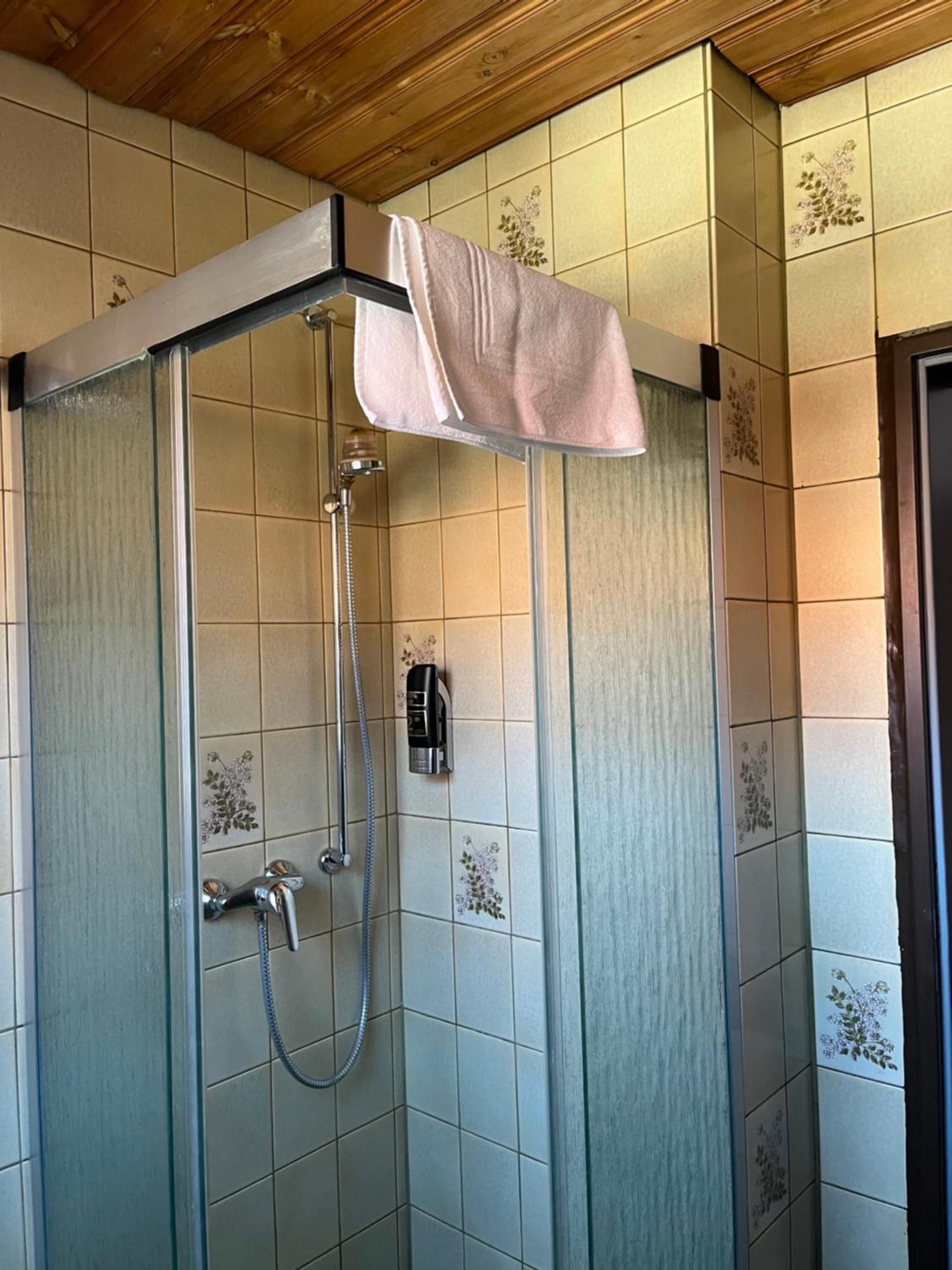 Double Room with Private Bathroom - Photo 14