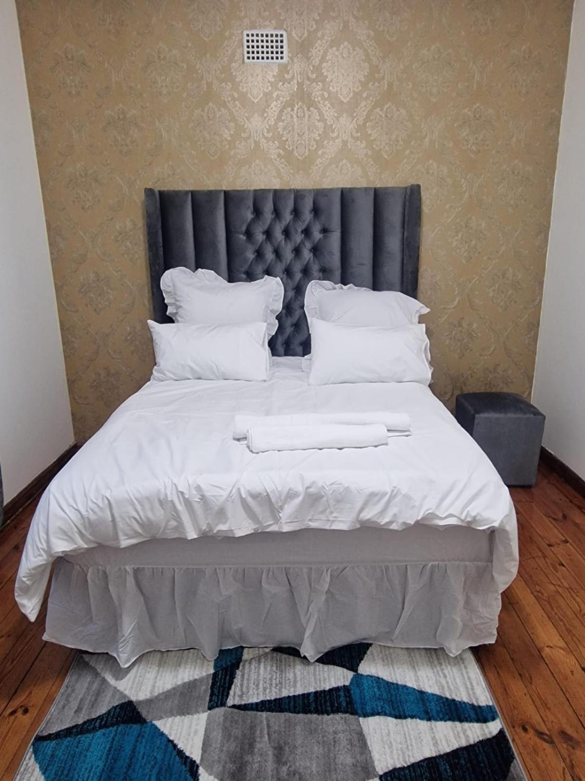 Double or Twin Room with Shared Bathroom photo 1