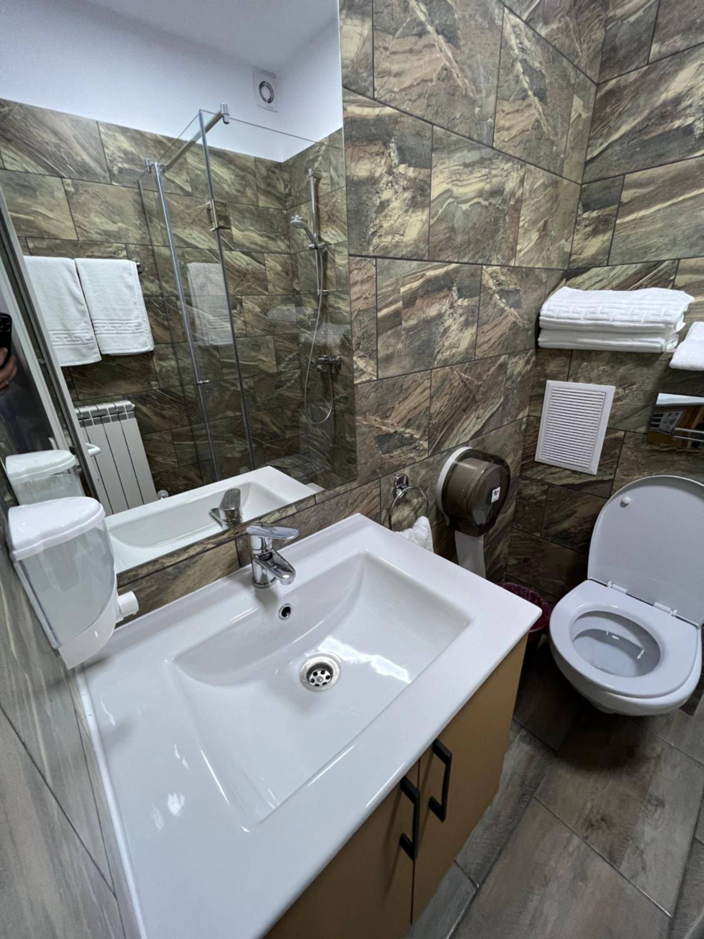 Double Room - Photo 11