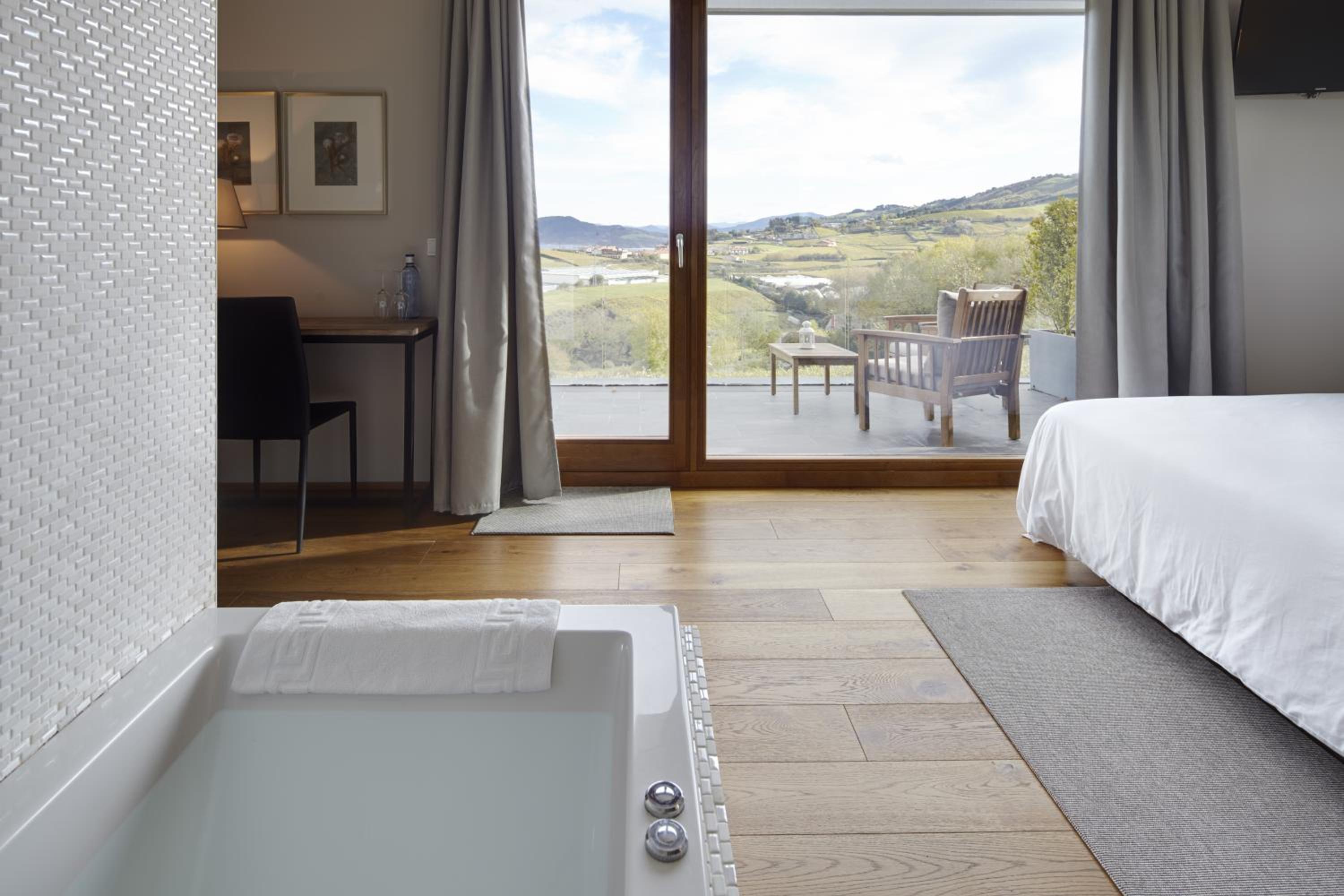 Suite with Spa Bath photo 3