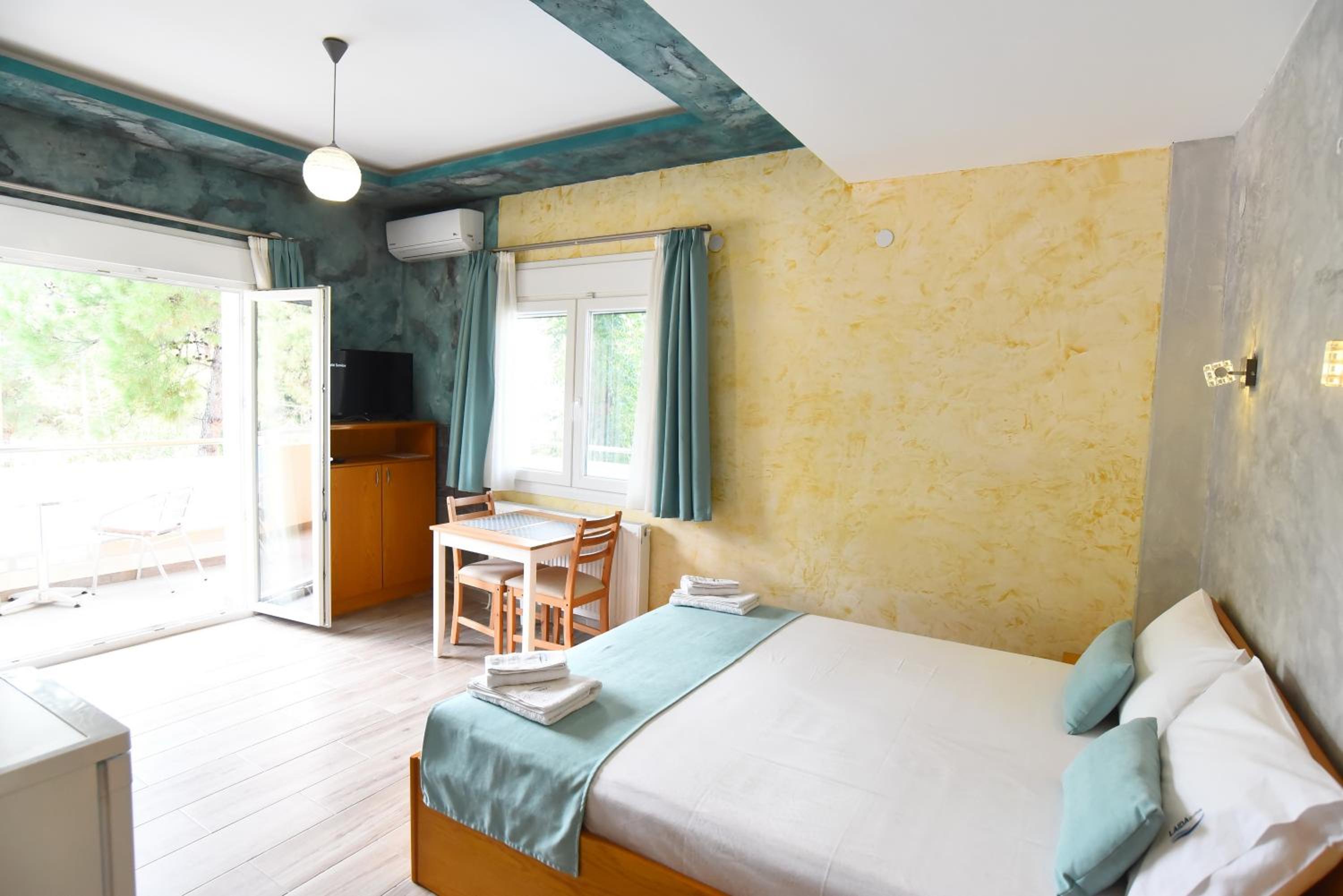 Double Room with Balcony - Photo 2