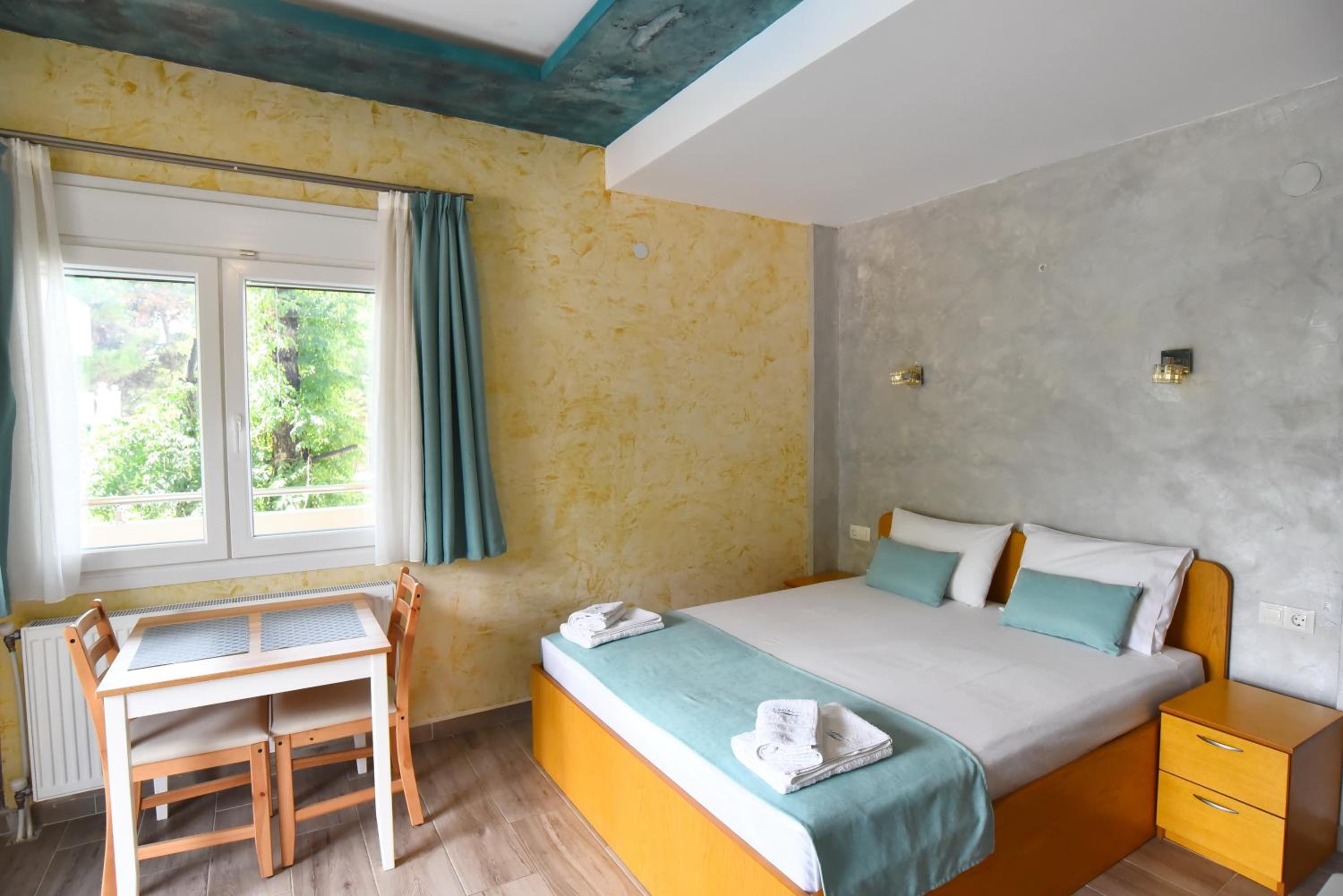 Double Room with Balcony - Photo 3
