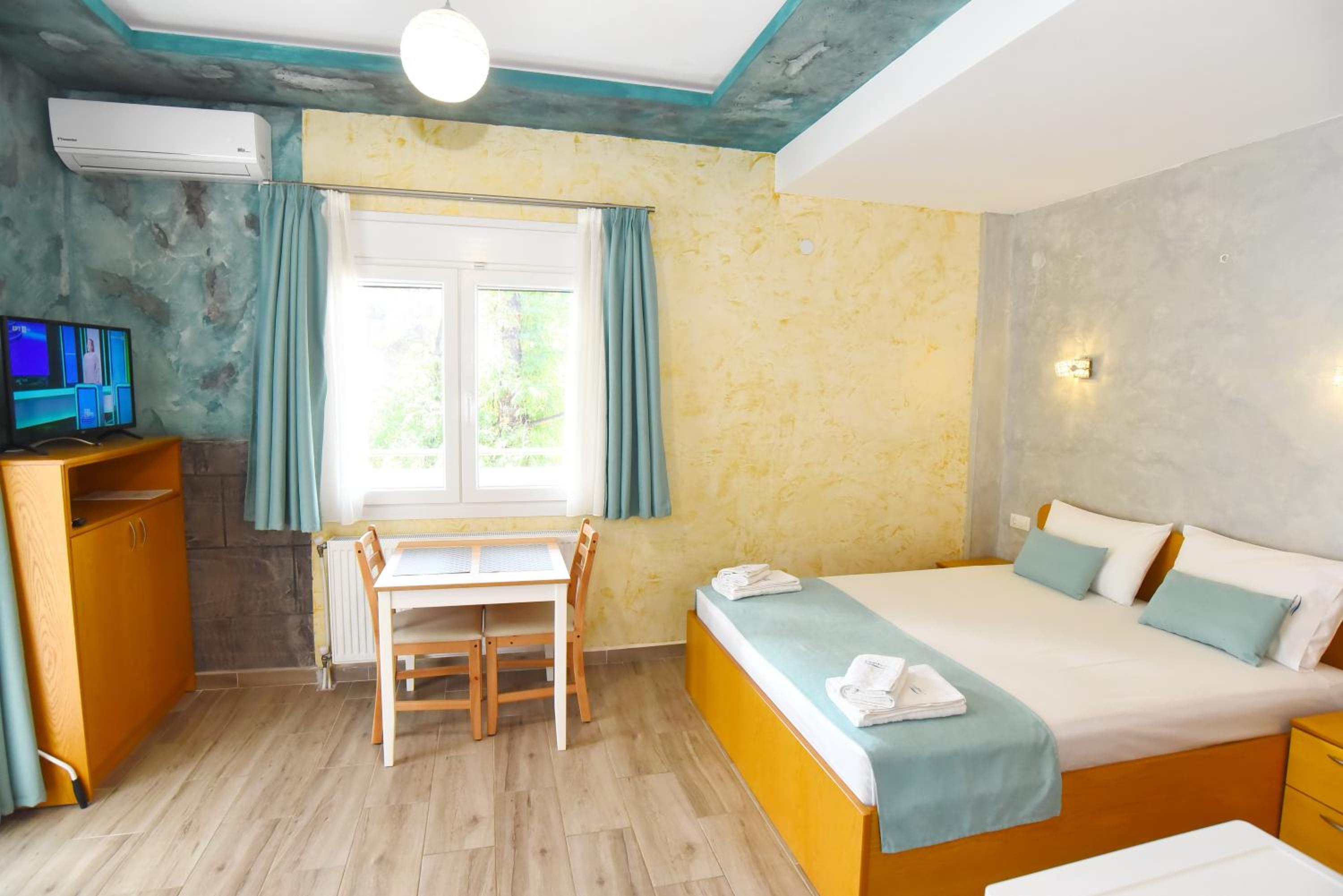 Double Room with Balcony - Photo 12
