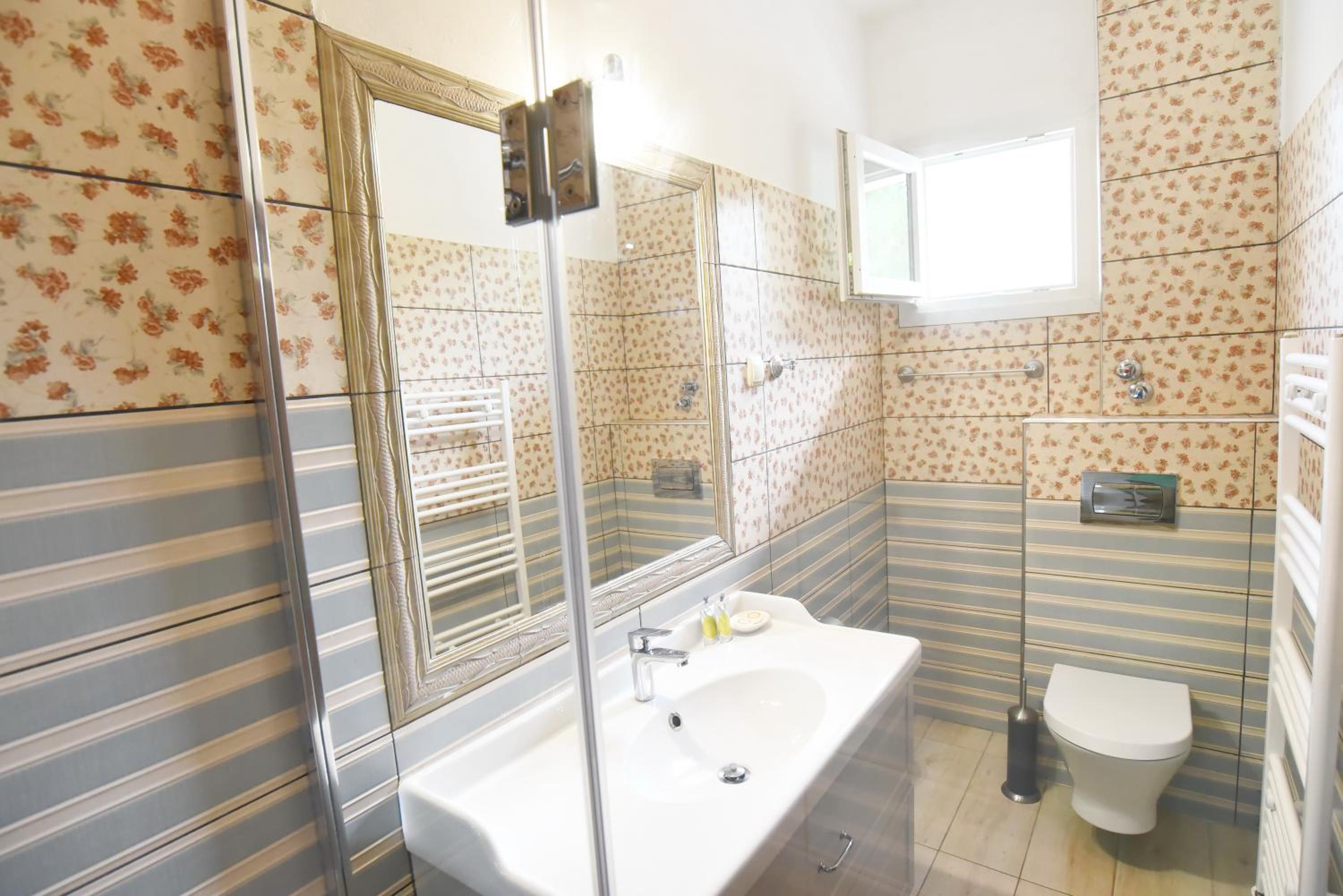 Double Room with Balcony - Photo 14
