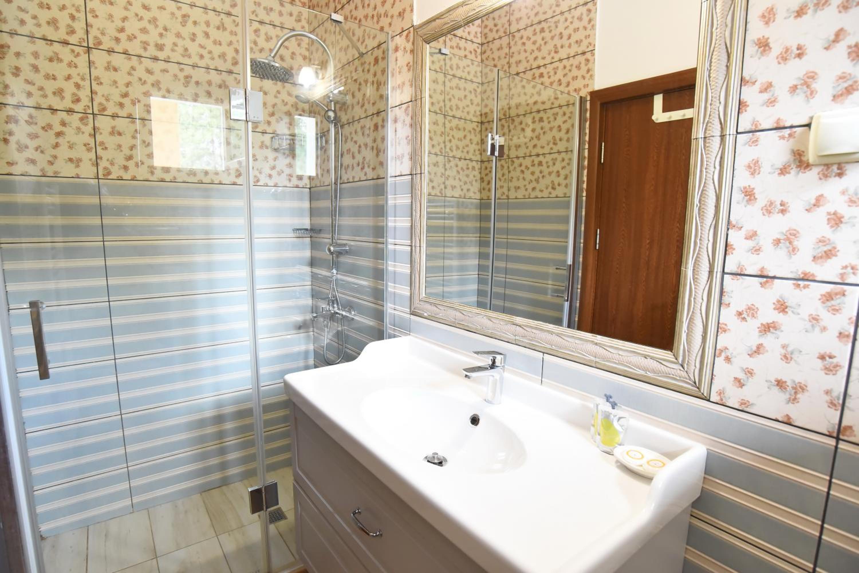 Double Room with Balcony - Photo 15