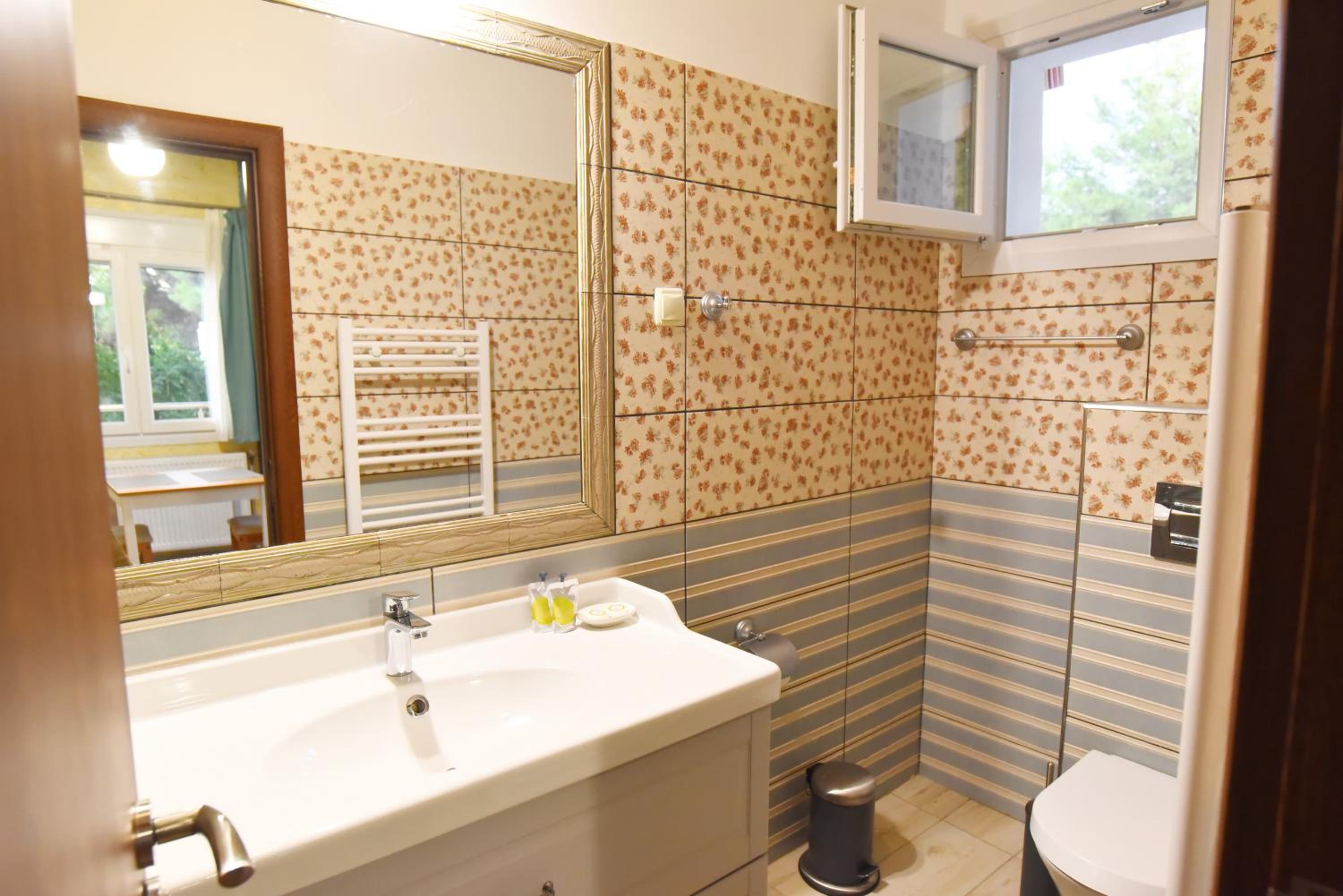 Double Room with Balcony - Photo 8