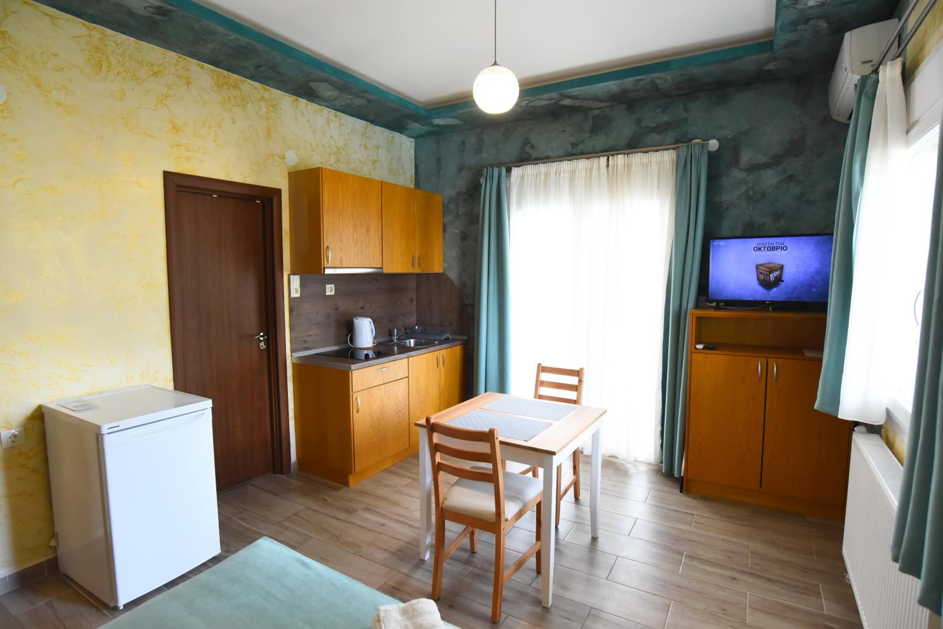Double Room with Balcony - Photo 9