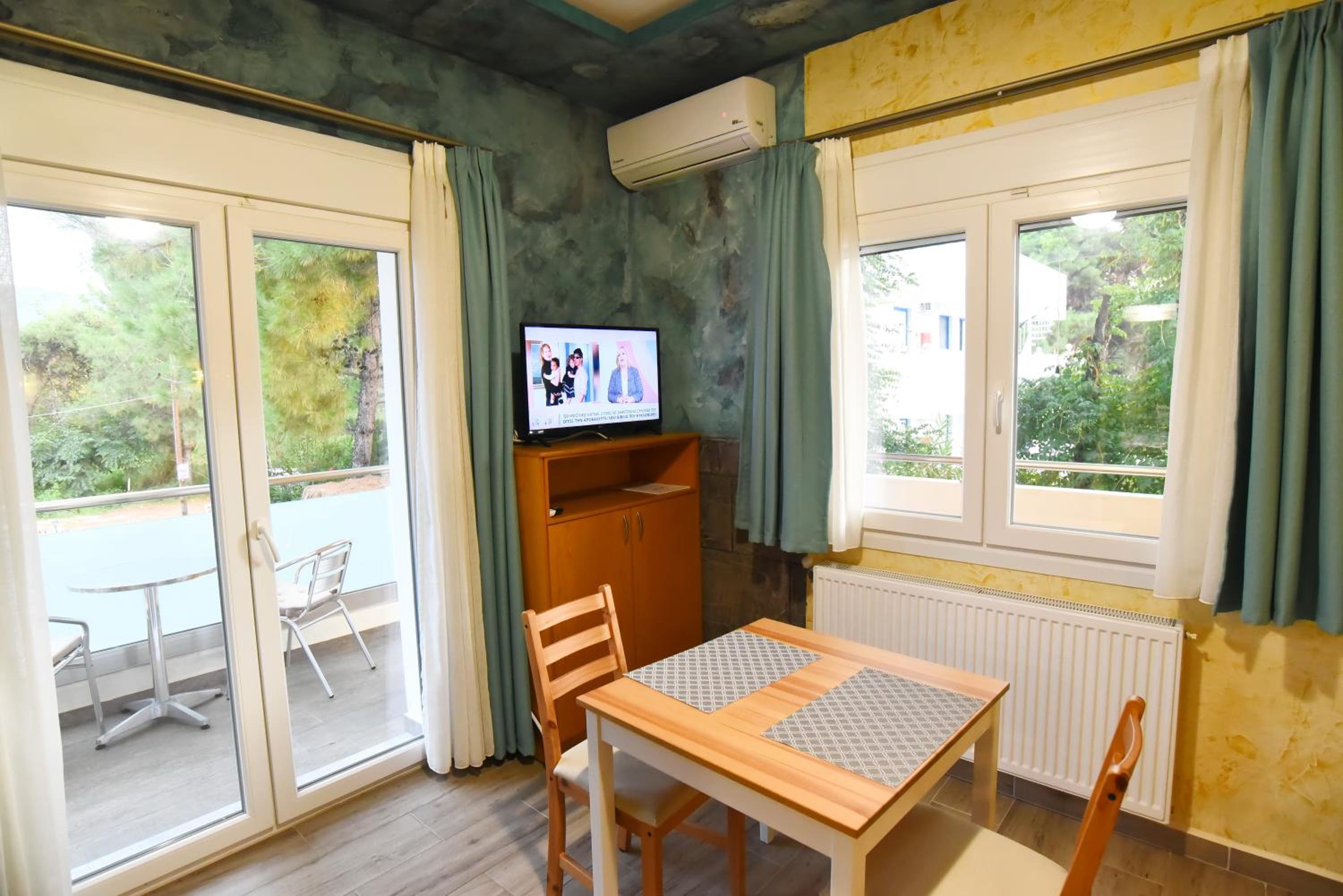 Double Room with Balcony - Photo 10