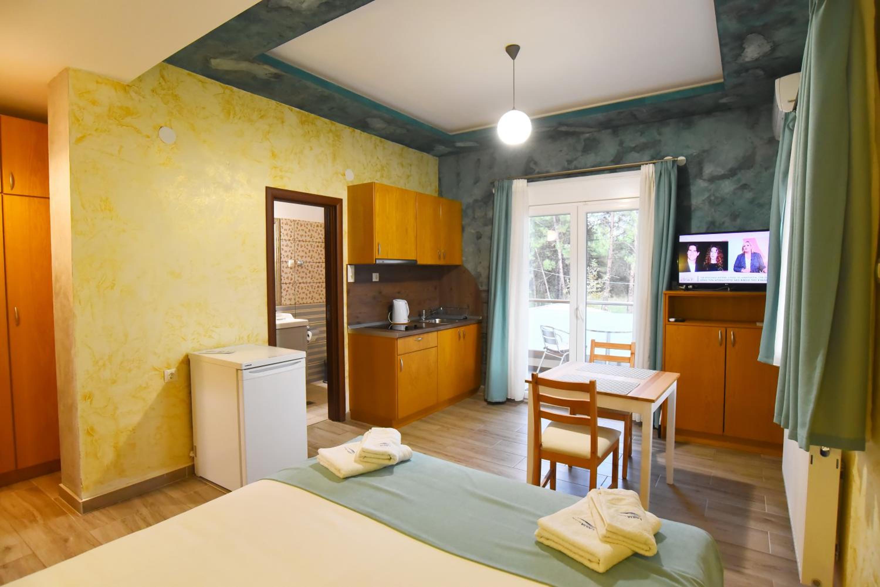 Double Room with Balcony - Photo 11