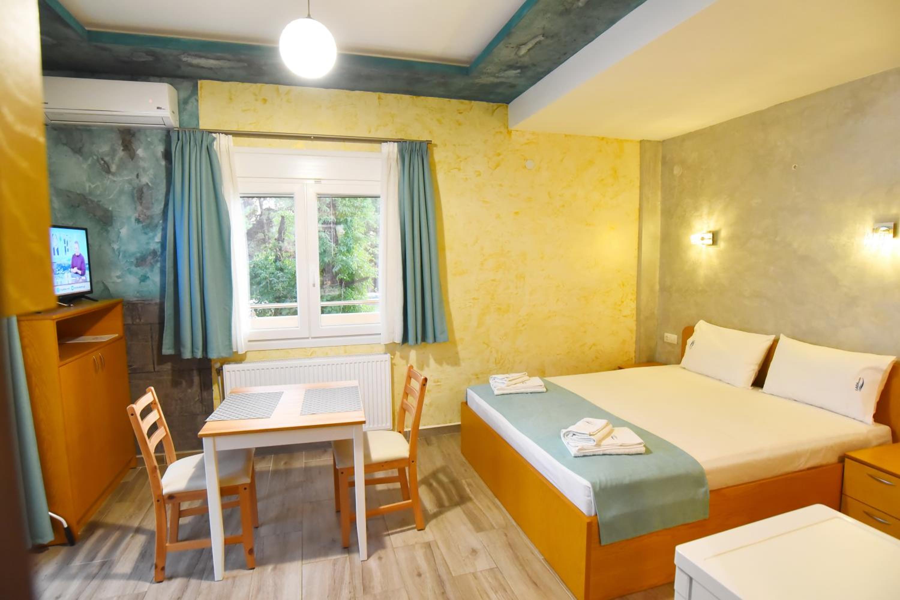 Double Room with Balcony - Photo 7