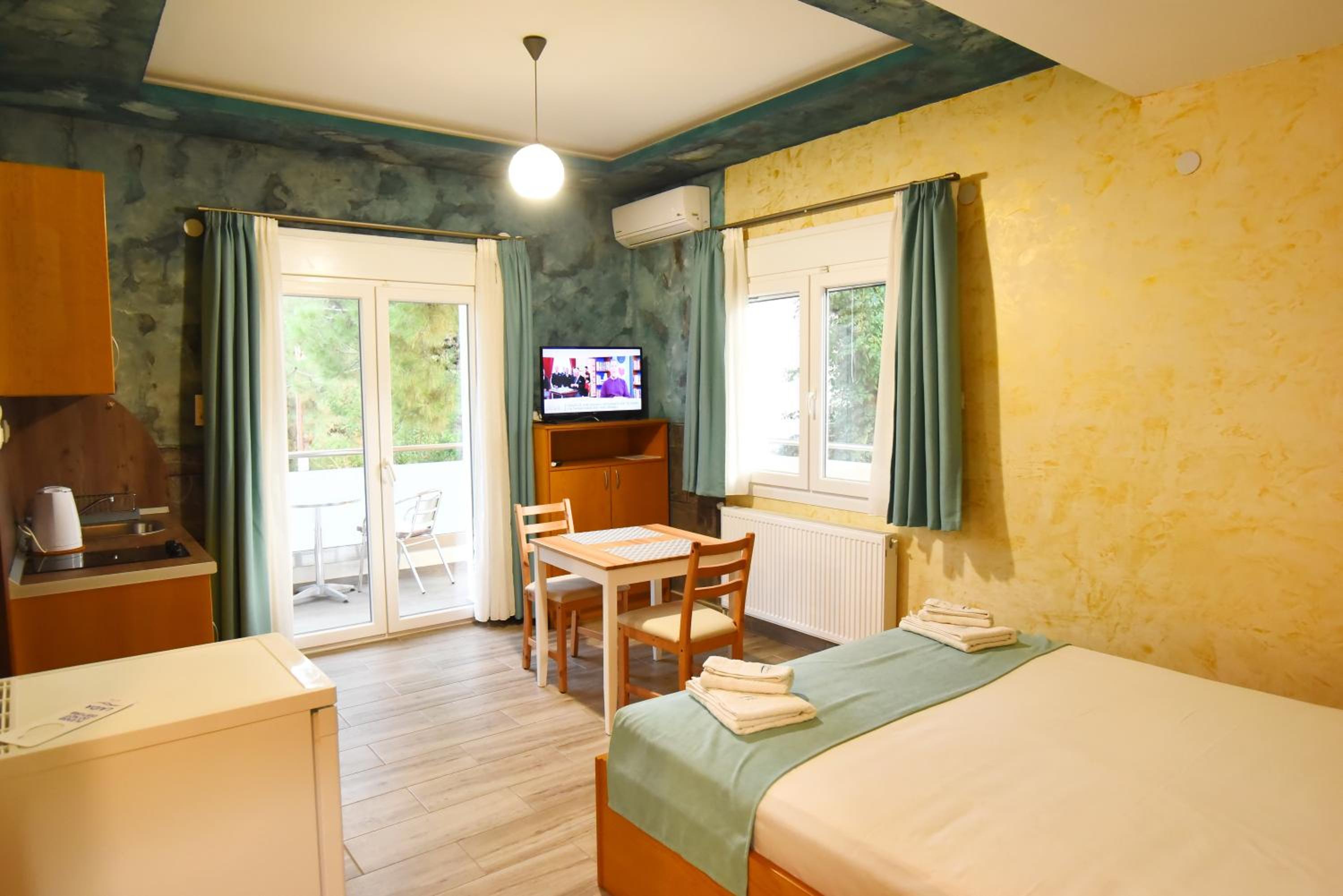 Double Room with Balcony - Photo 1