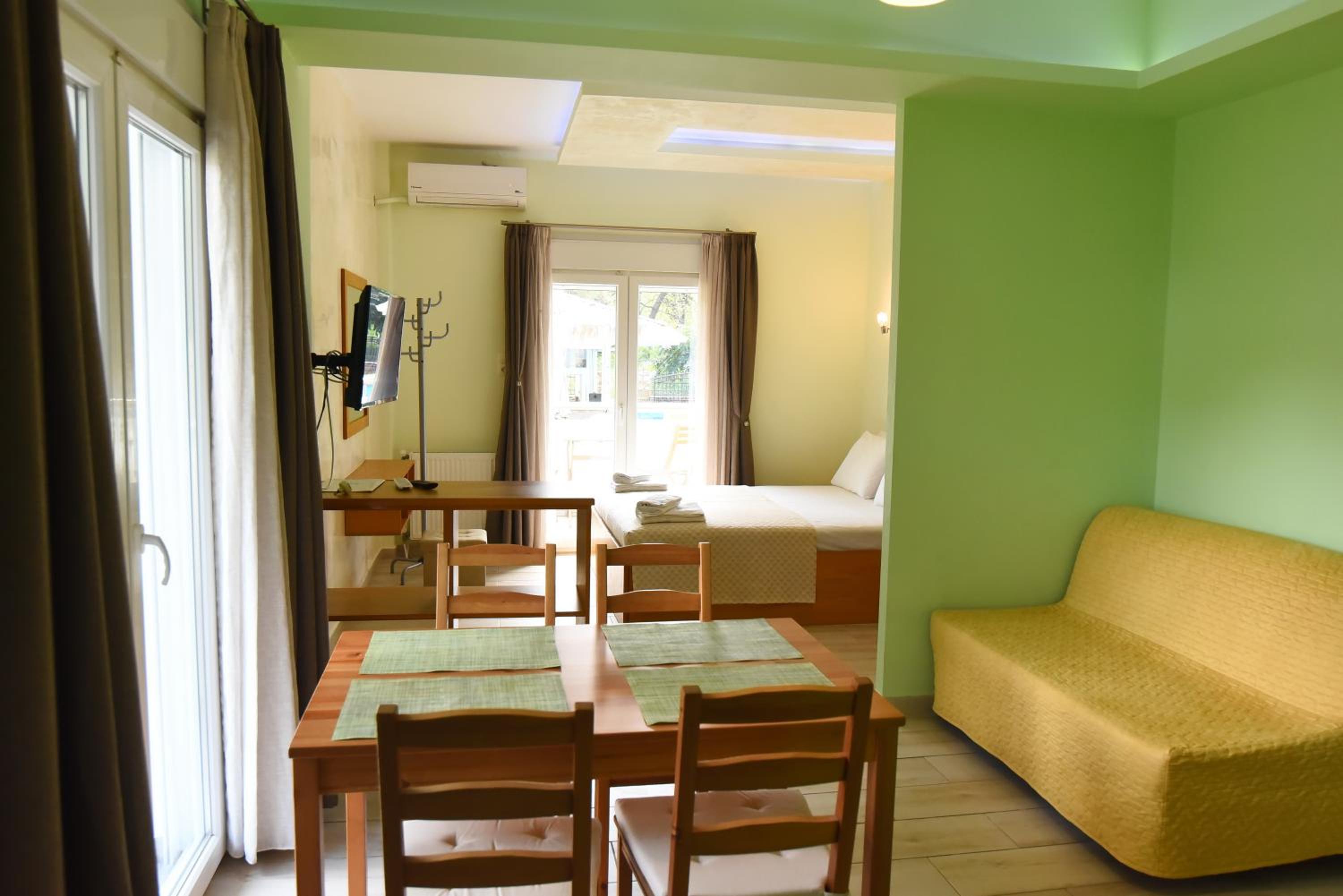 Studio with Balcony - Photo 11