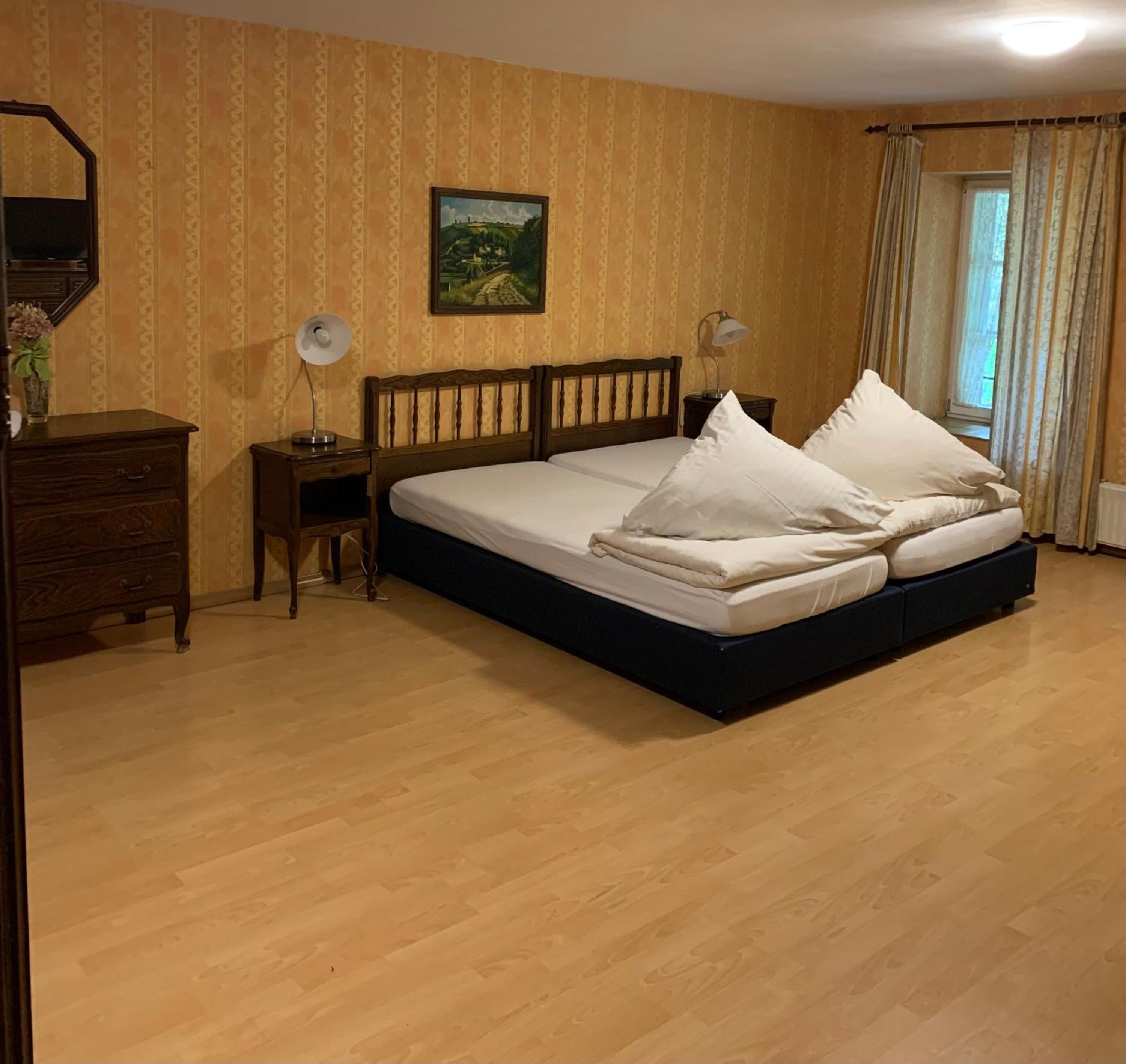 Deluxe Double Room (2 Adults + 1 Child)