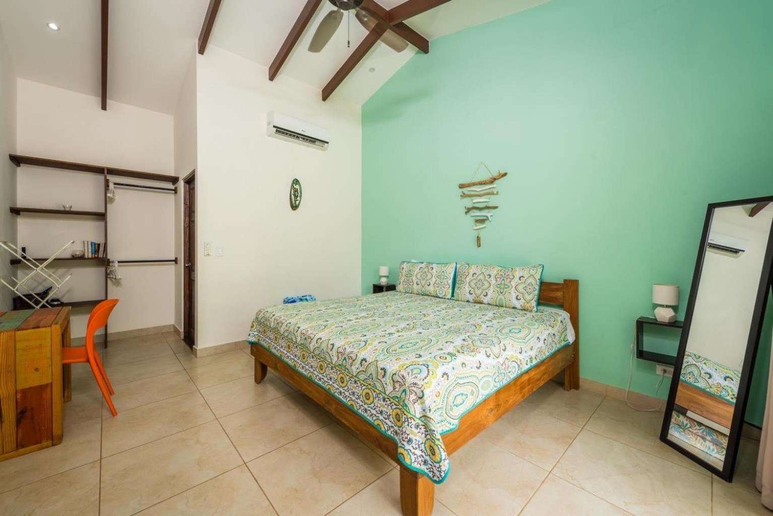 Chambre Lit King-Size - Vue sur Piscine 