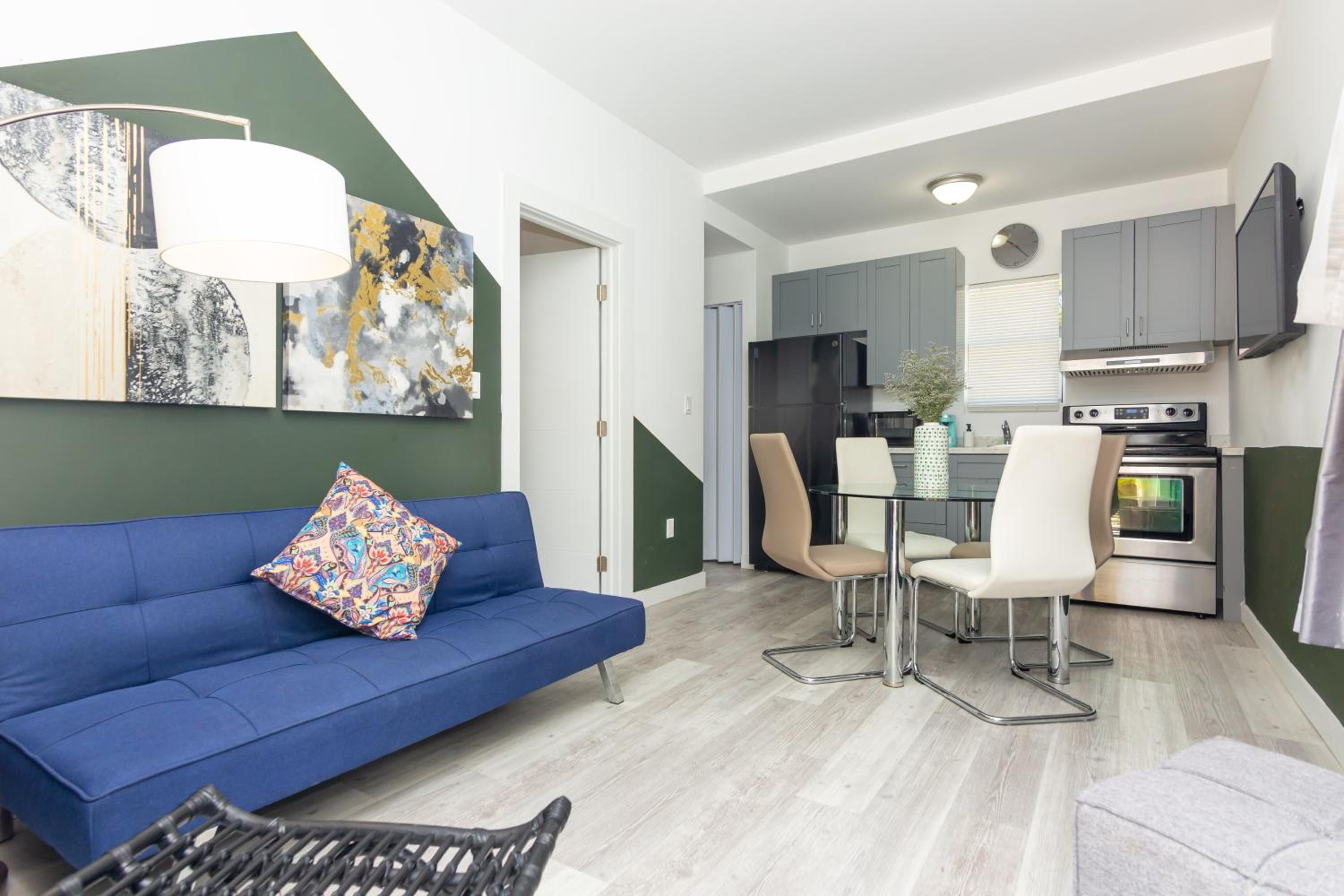 One-Bedroom Apartment photo 1