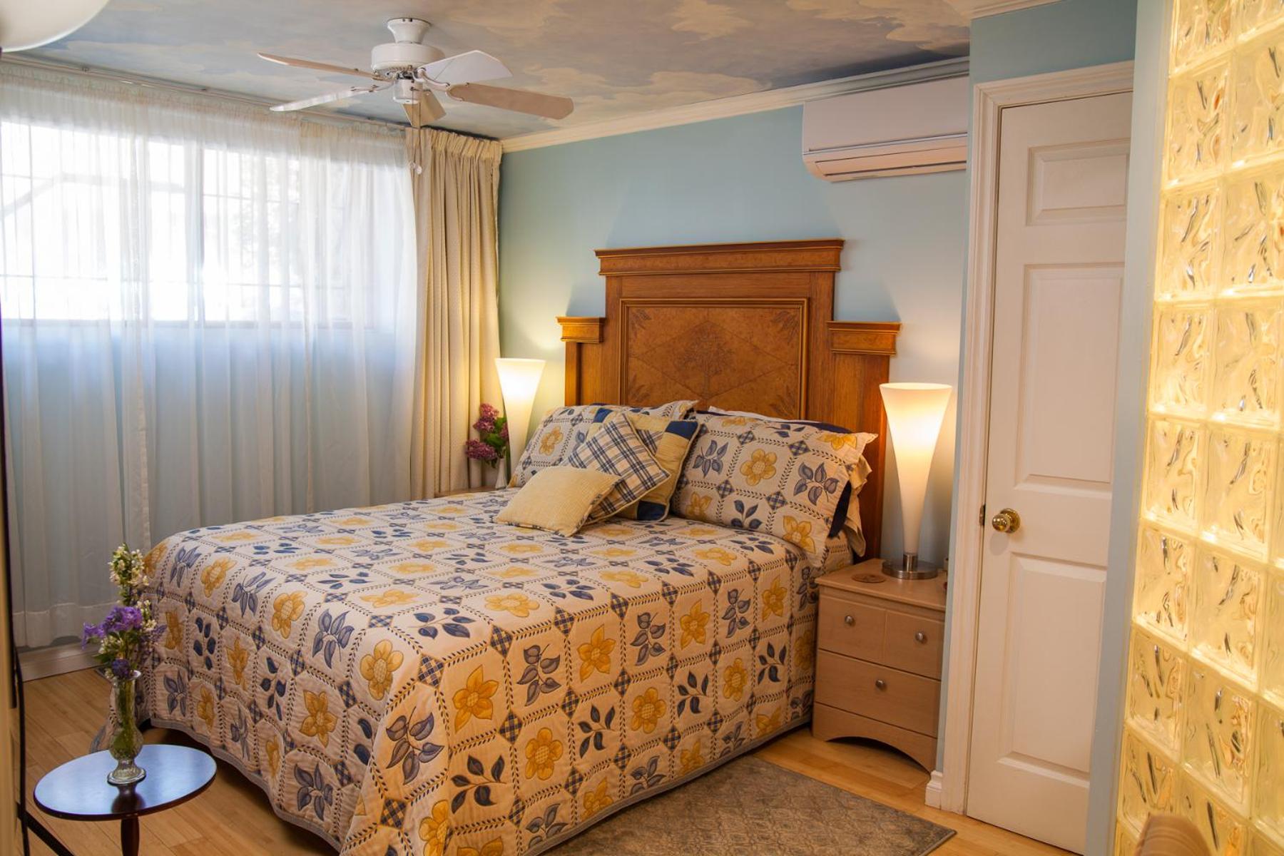 Standard Queen Room With Private bathroom