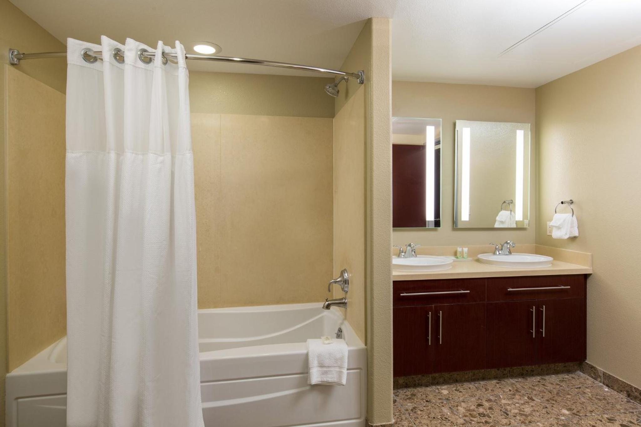 One-Bedroom King Suite with City View - Photo 2