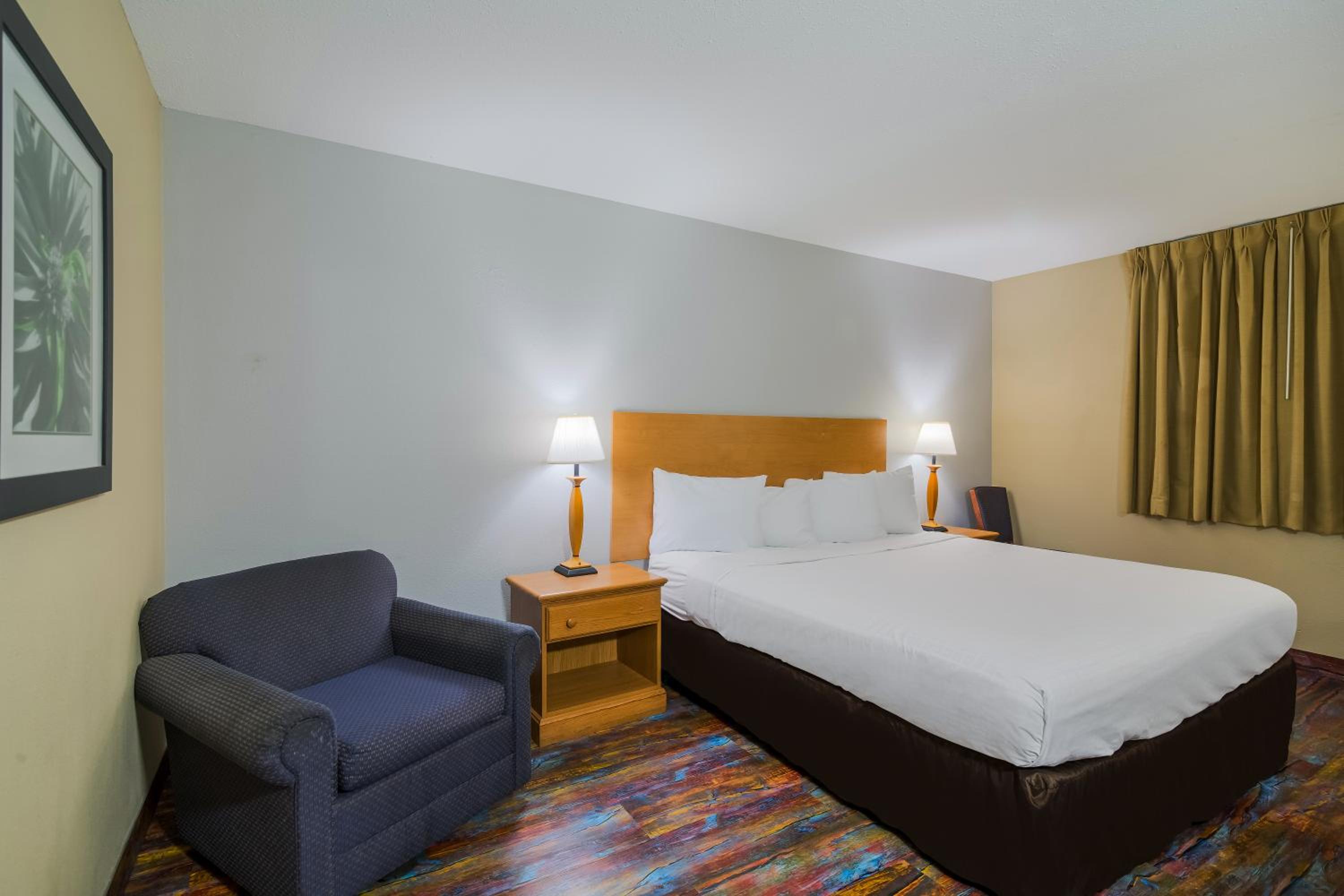1 Queen Bed Non Smoking - Photo 3