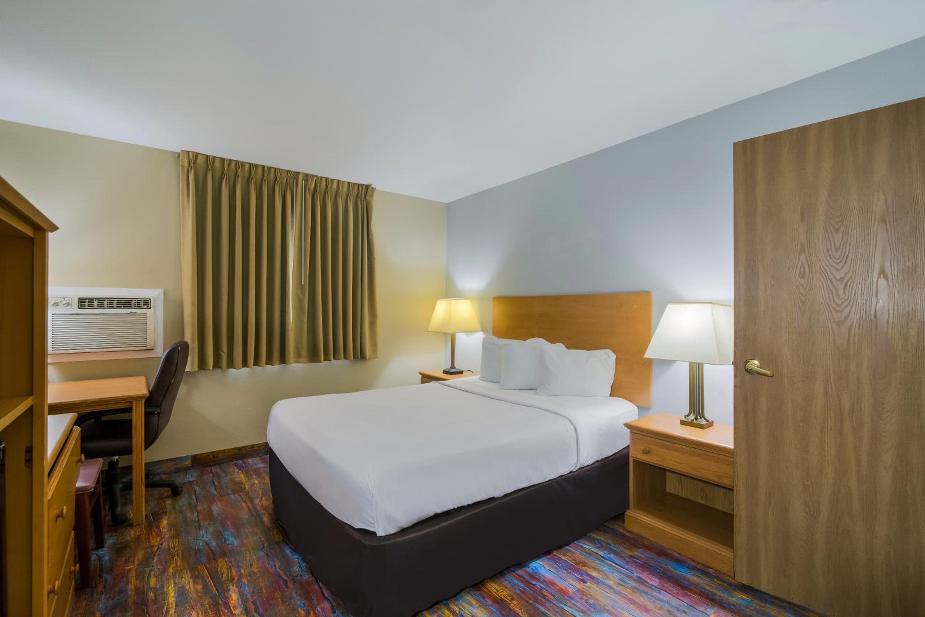 1 Queen Bed Non Smoking - Photo 1