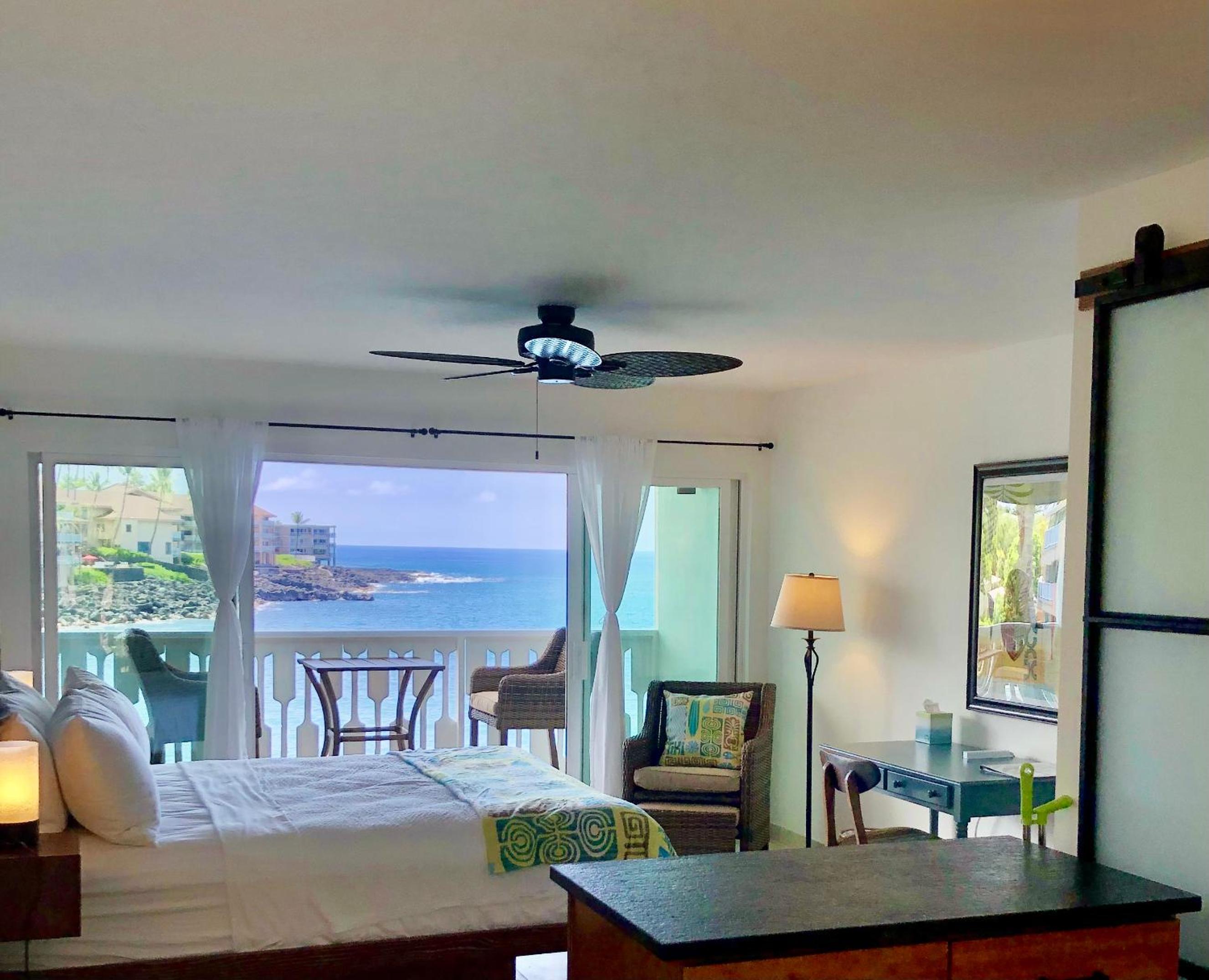 Top Floor King Deluxe with Oceanfront Lanai