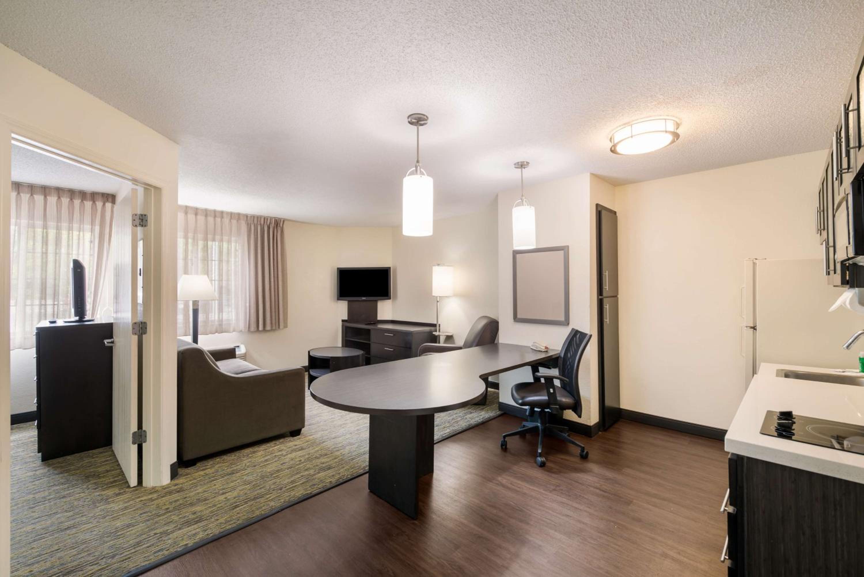 One-Bedroom Queen Suite - Photo 4