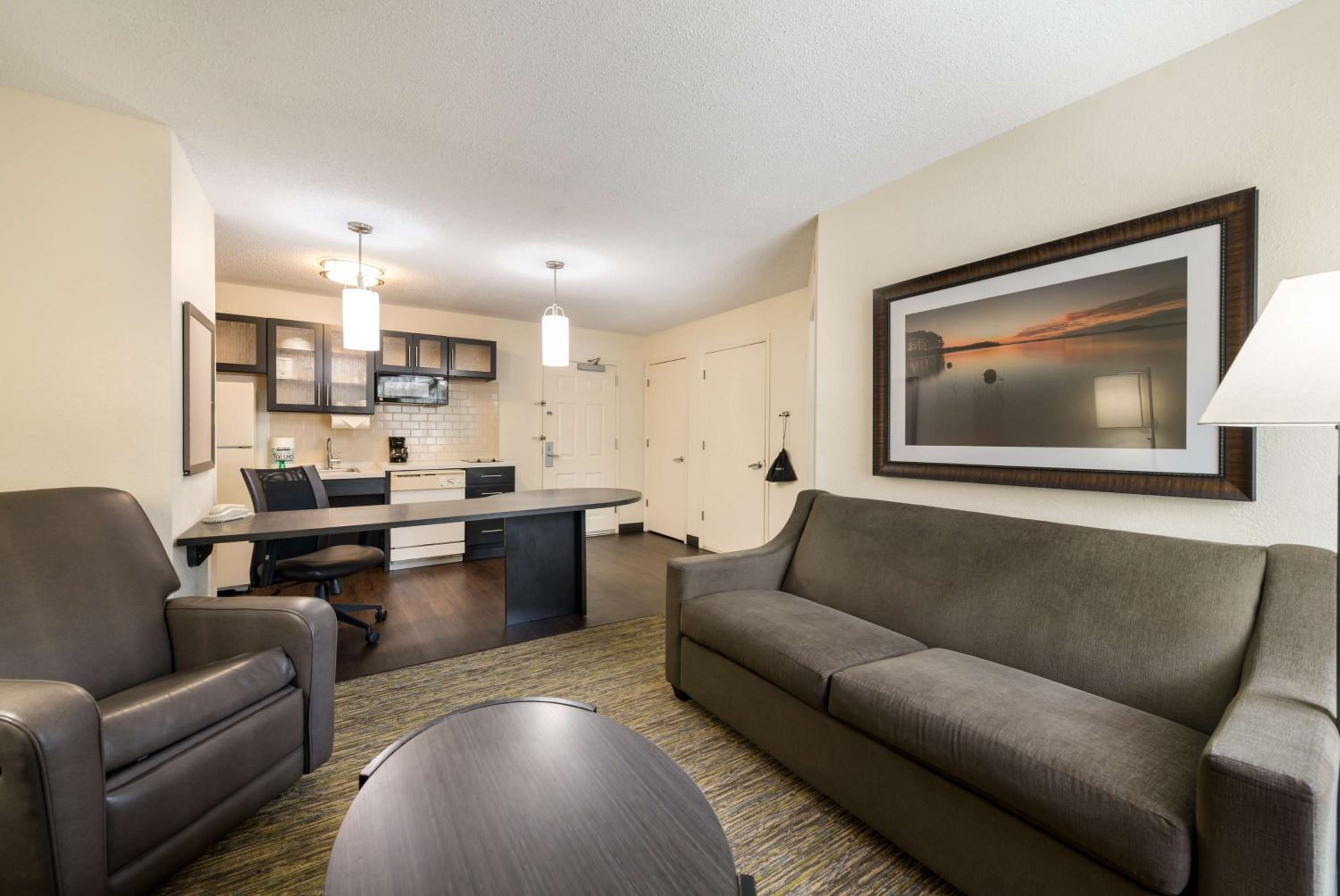 One-Bedroom Queen Suite - Photo 2