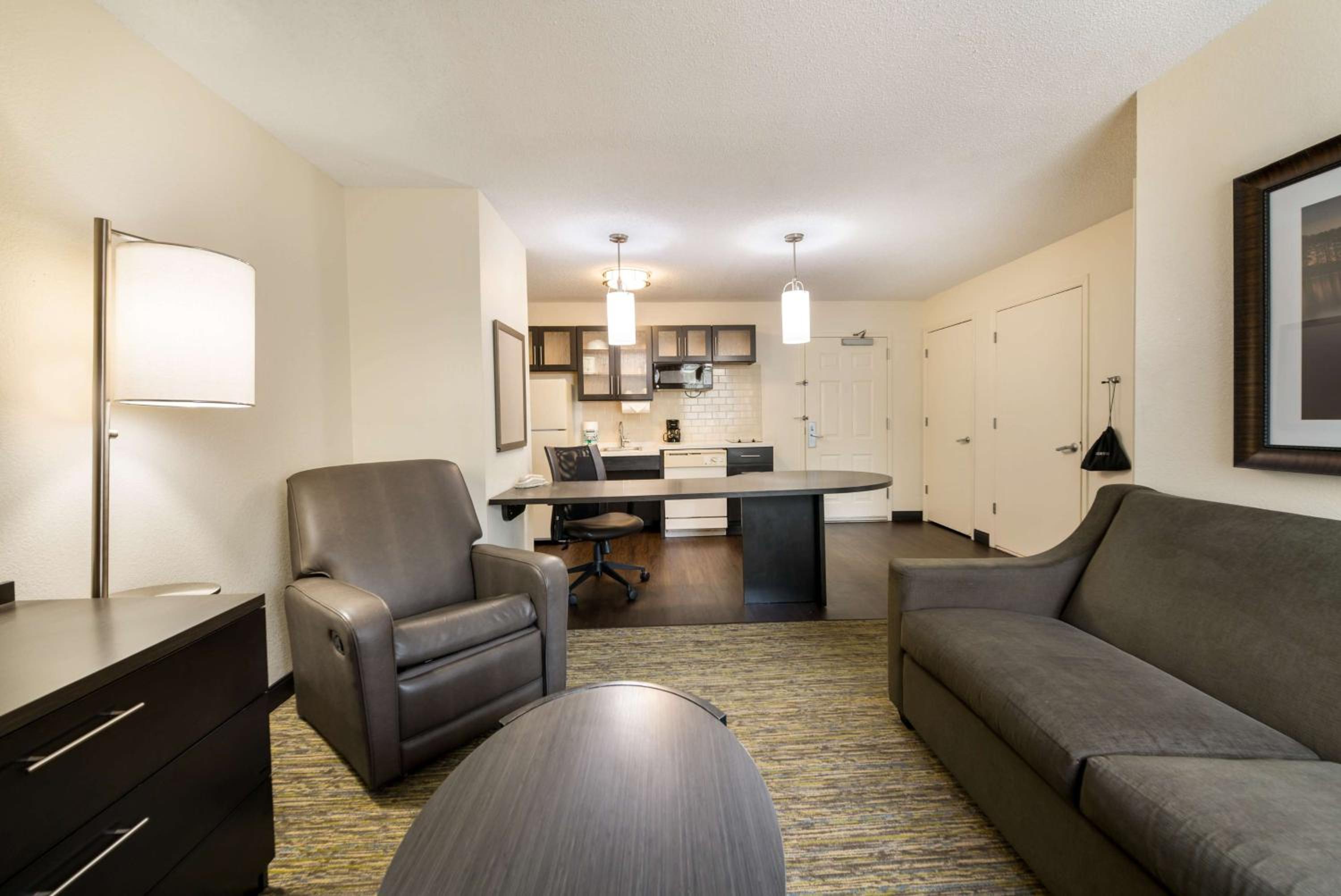 One-Bedroom Queen Suite - Photo 3