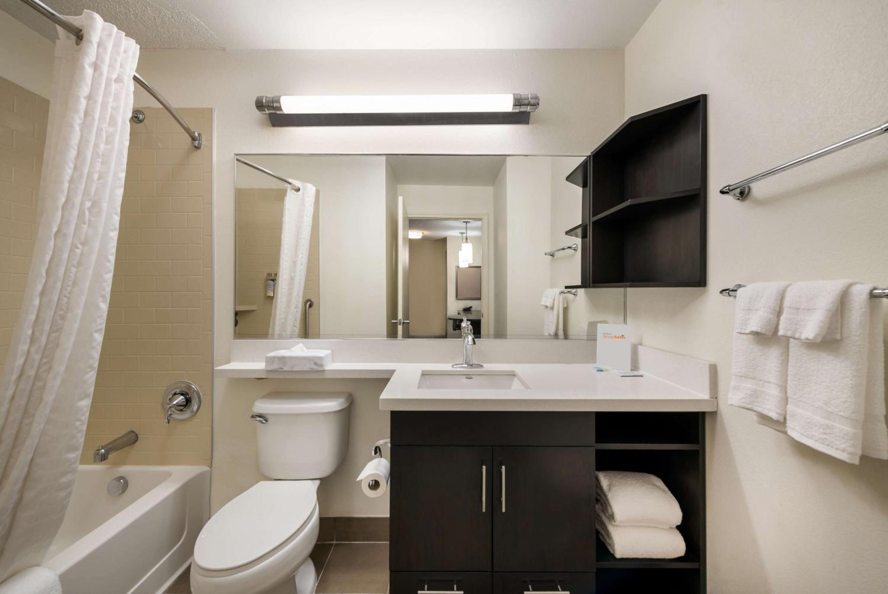 One-Bedroom Queen Suite - Photo 8
