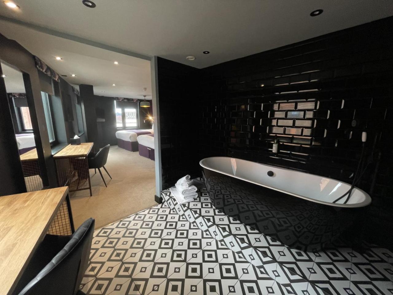 Deluxe Quadruple Room - Photo 9