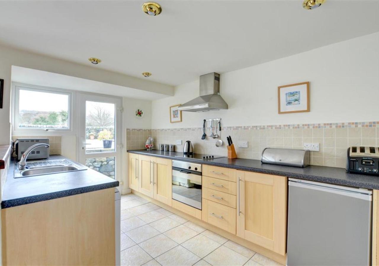 Three-Bedroom House photo 3
