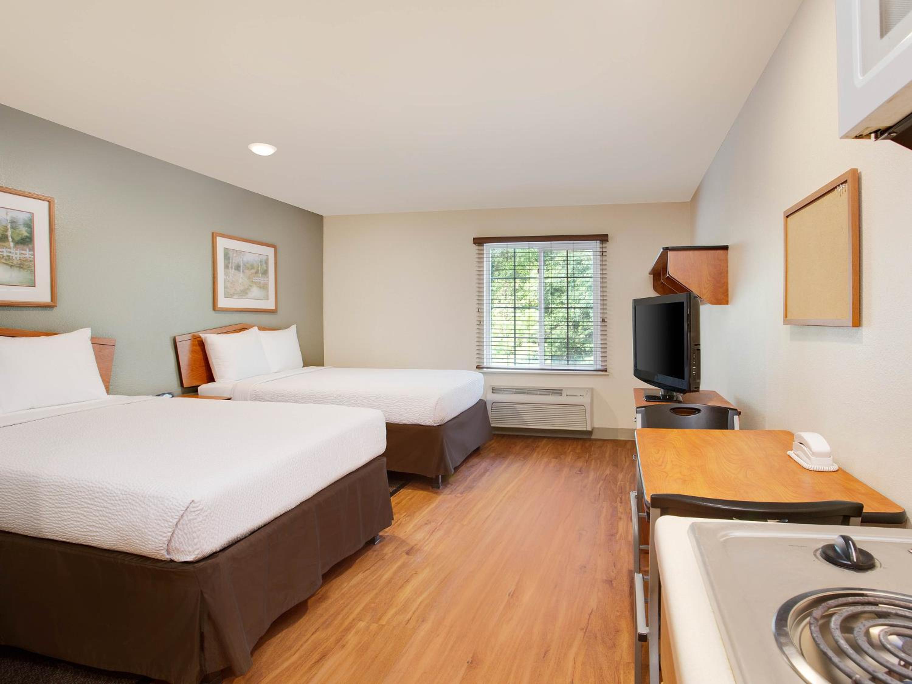 Standard Queen Room with Two Queen Beds - Non-Smoking photo 2