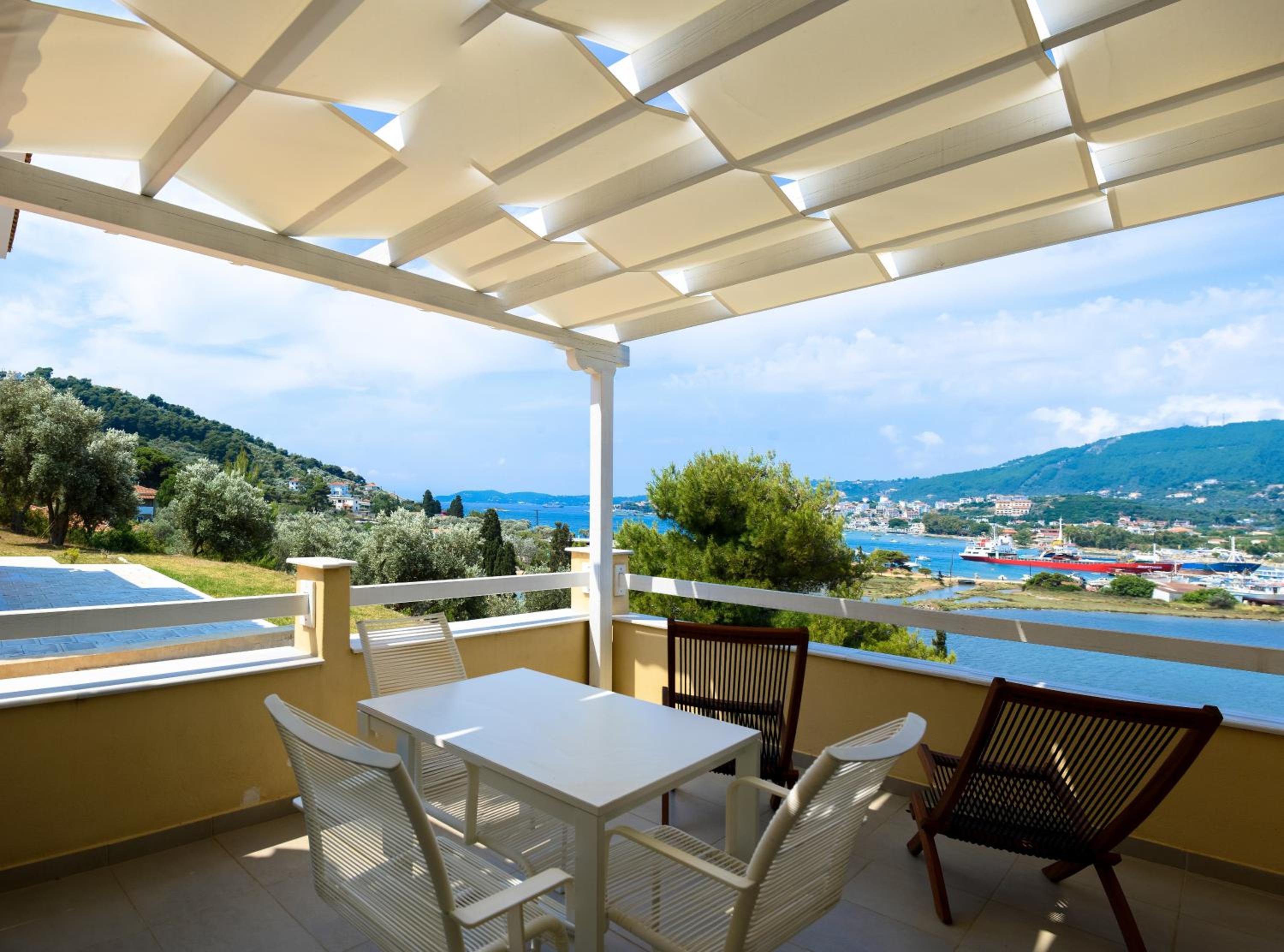 One-Bedroom Apartment with Sea View photo 2