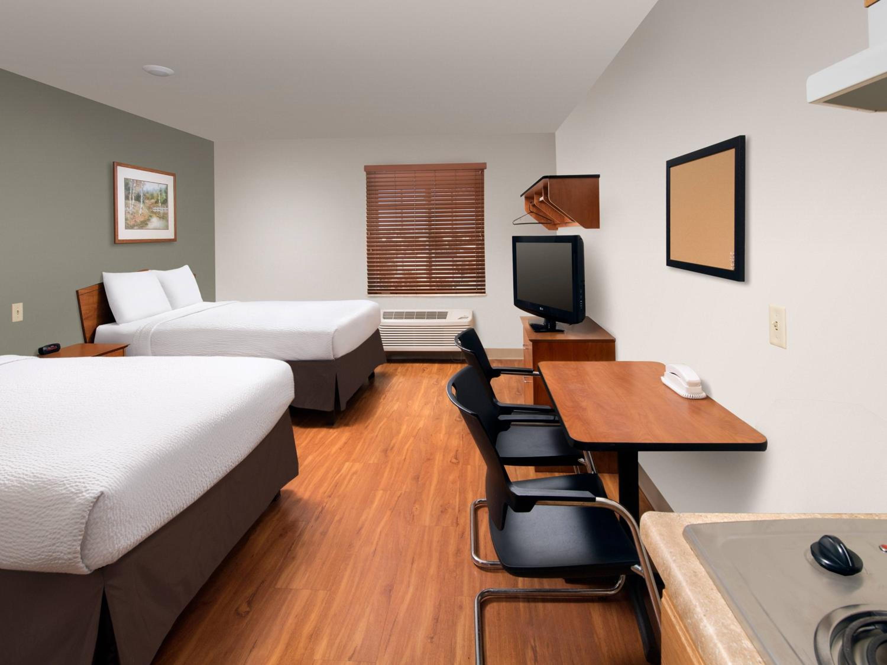 Standard Queen Room with Two Queen Beds - Non-Smoking photo 2