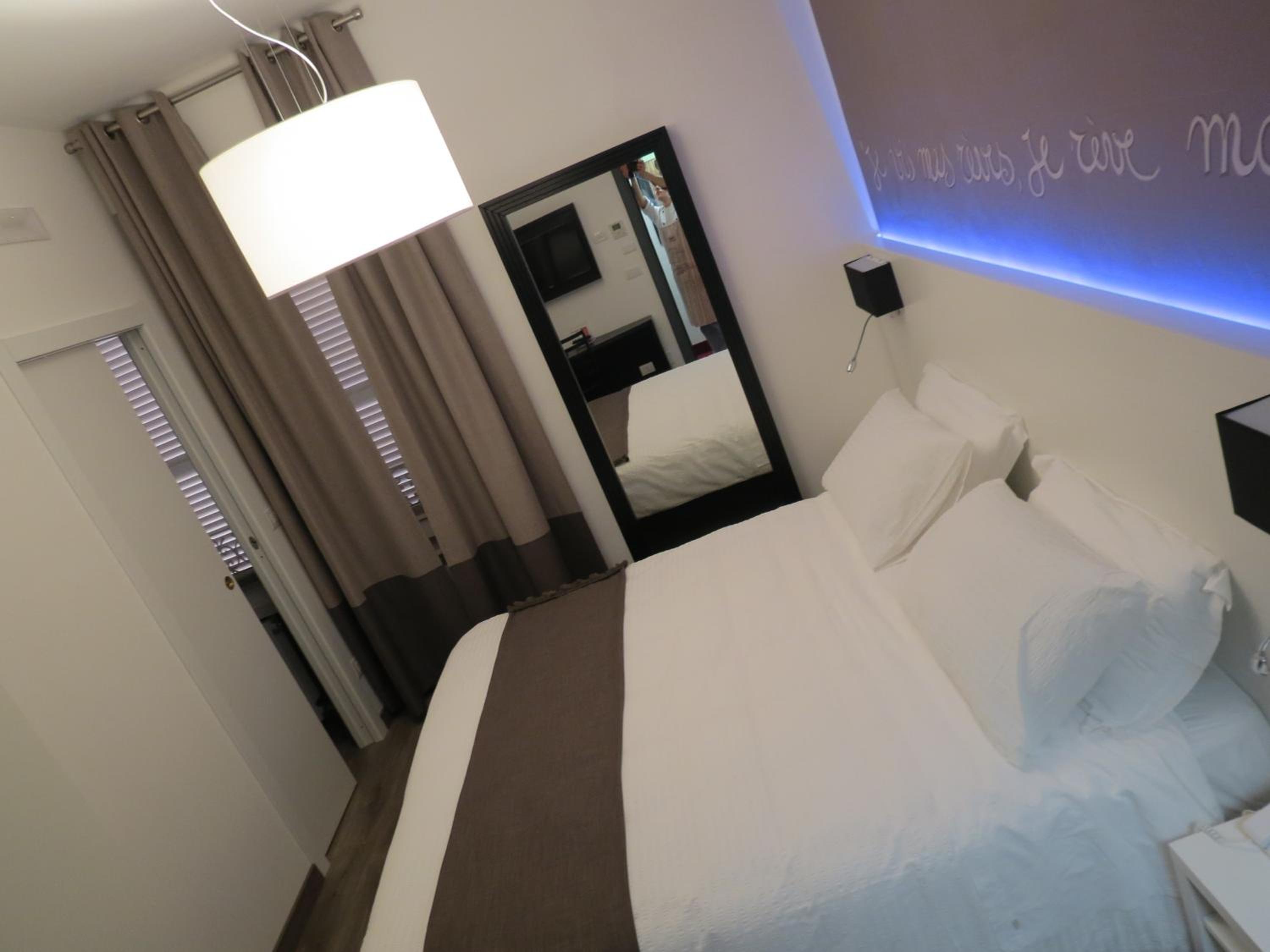 Double or Twin Room - Photo 15
