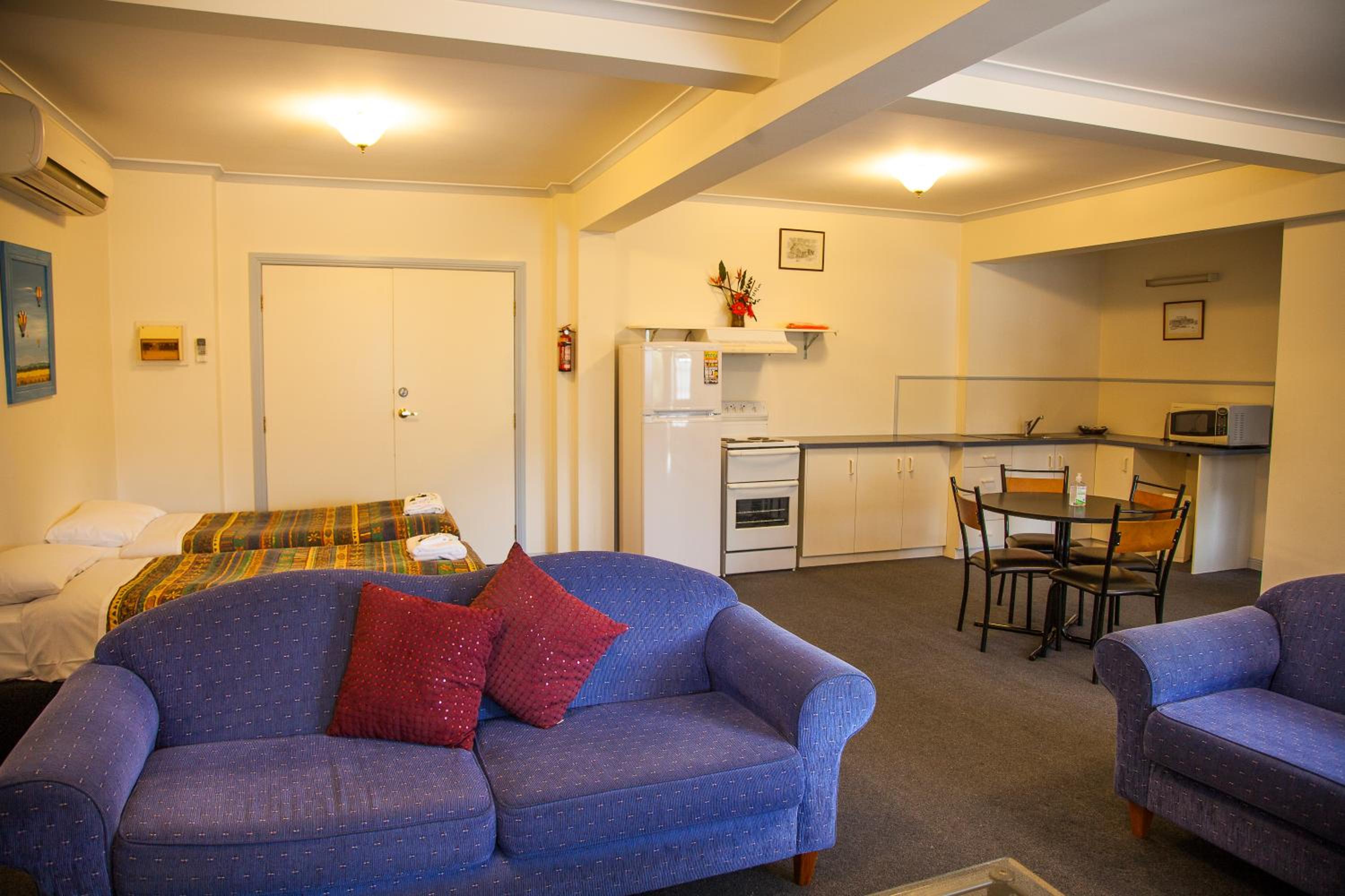 One-Bedroom Apartment - Photo 3