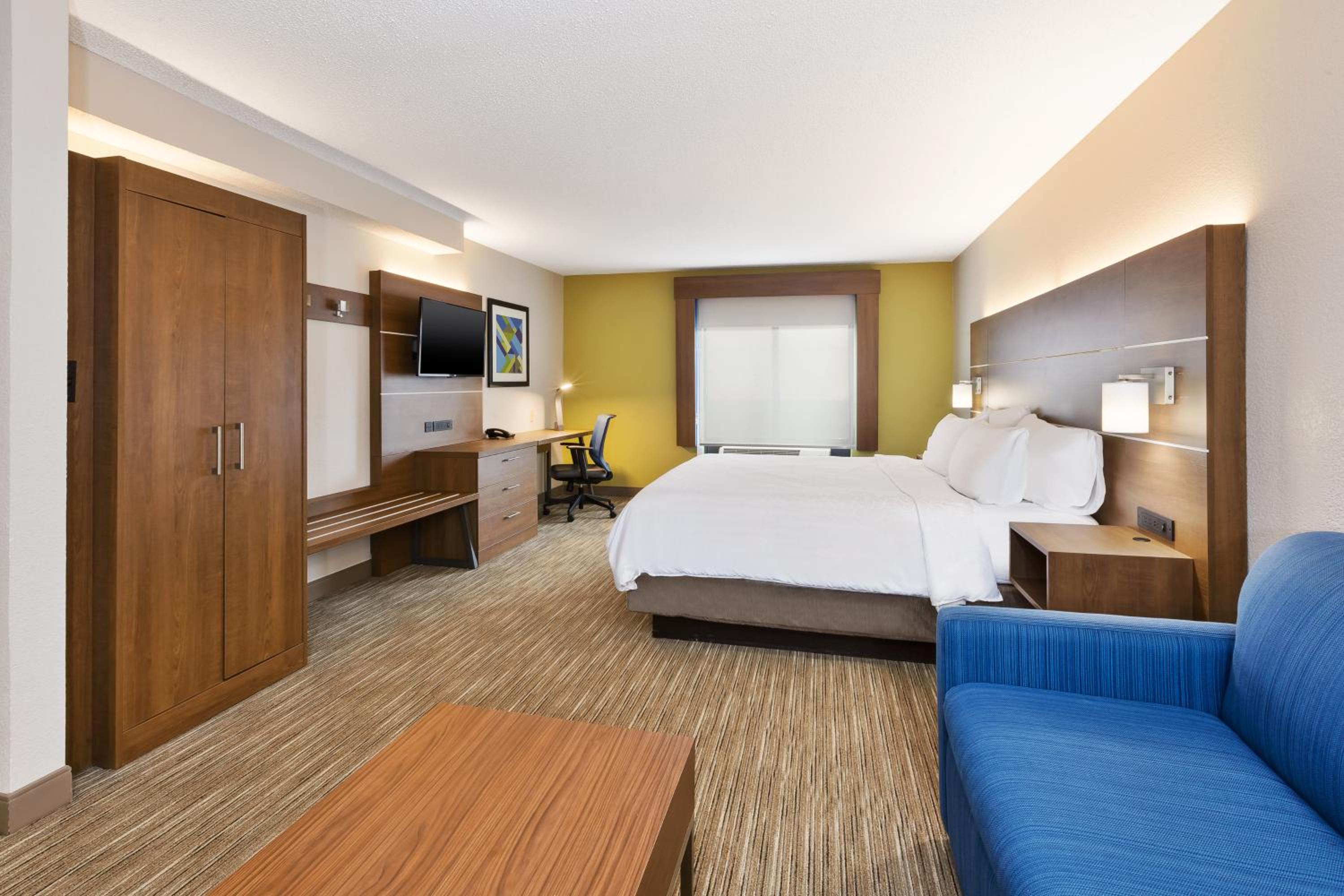 King Suite with Sofa Bed - Non-Smoking photo 2