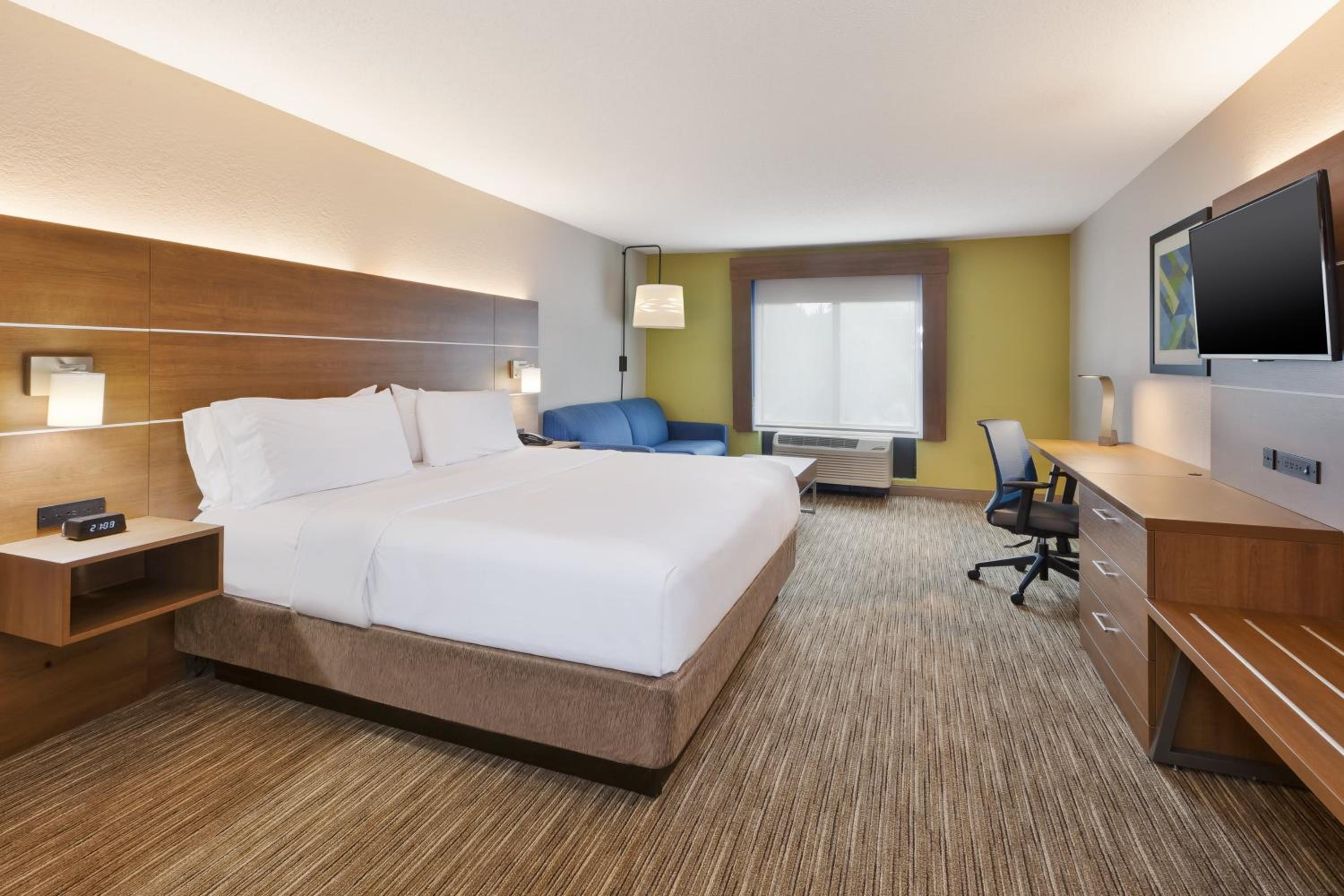 King Suite with Sofa Bed - Non-Smoking photo 3