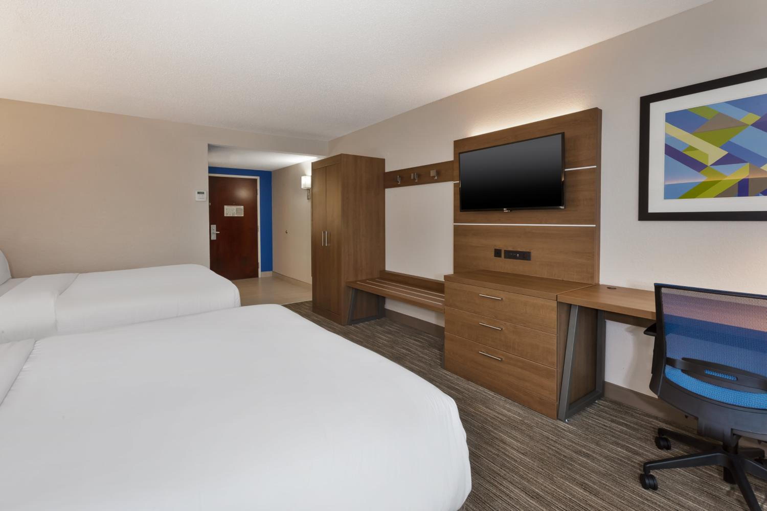 Queen Room with Two Queen Beds and Mobility Accessible Bathtub photo 2