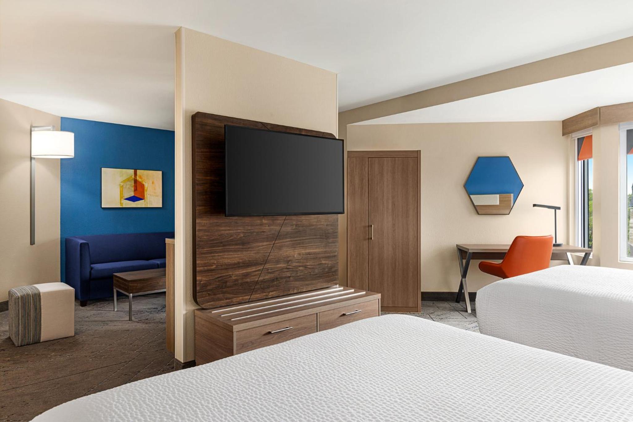 Standard Queen Room with City View and Shower - Photo 3