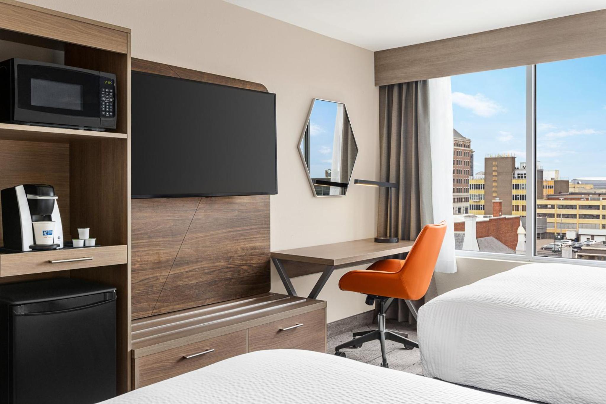 Standard Queen Room with City View and Shower - Photo 2