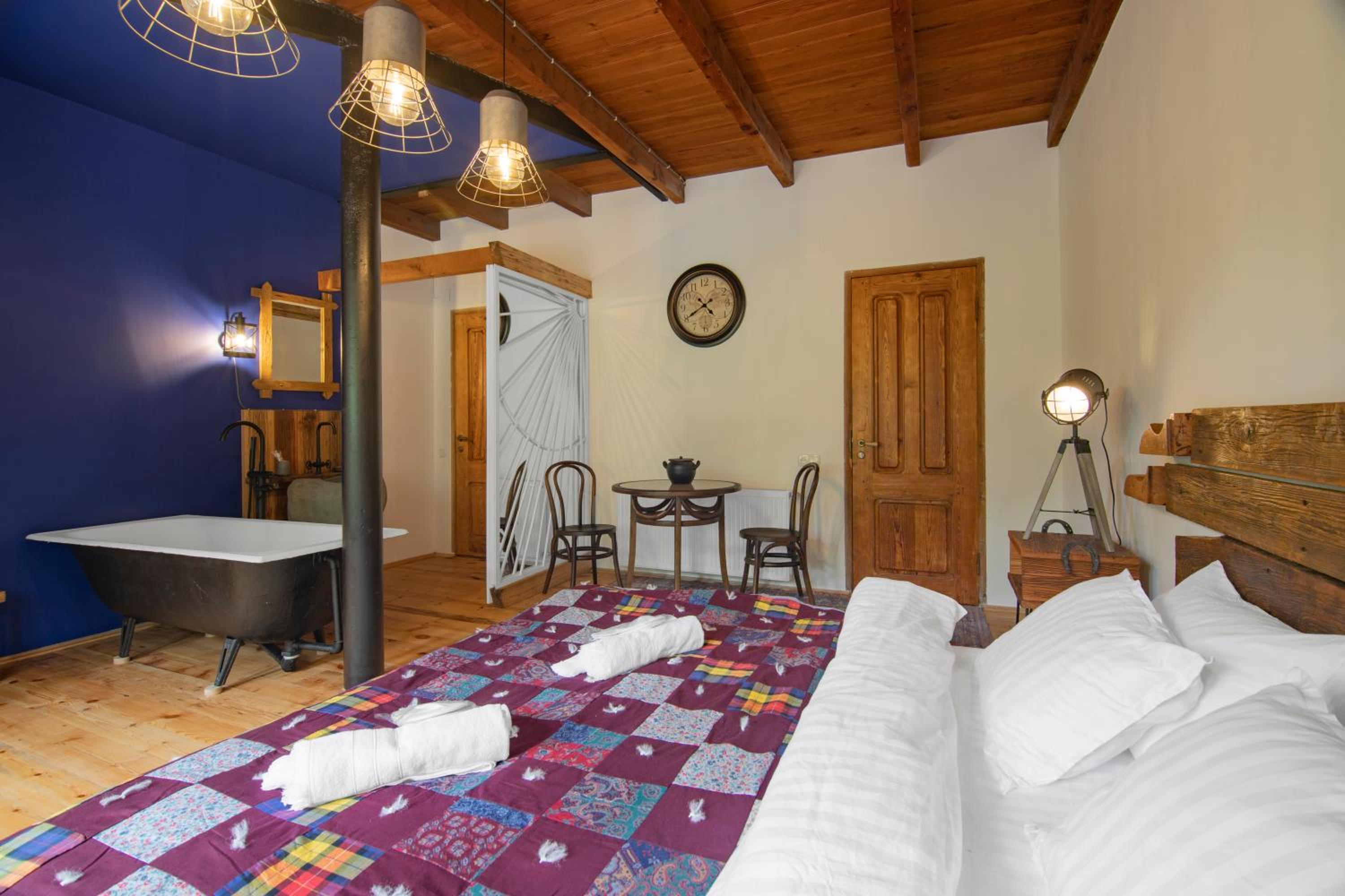 Double Room with Balcony - Photo 5