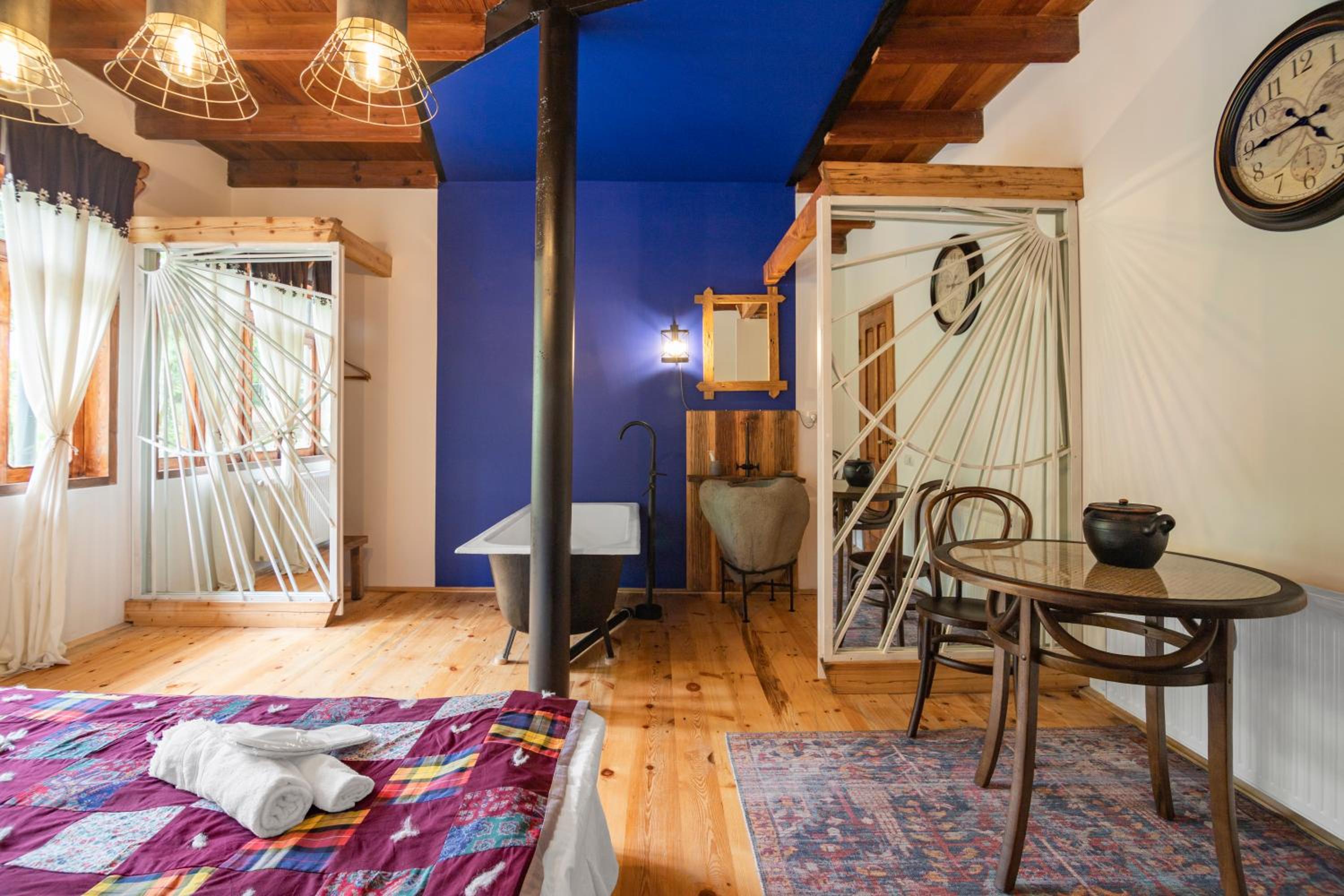 Double Room with Balcony - Photo 25