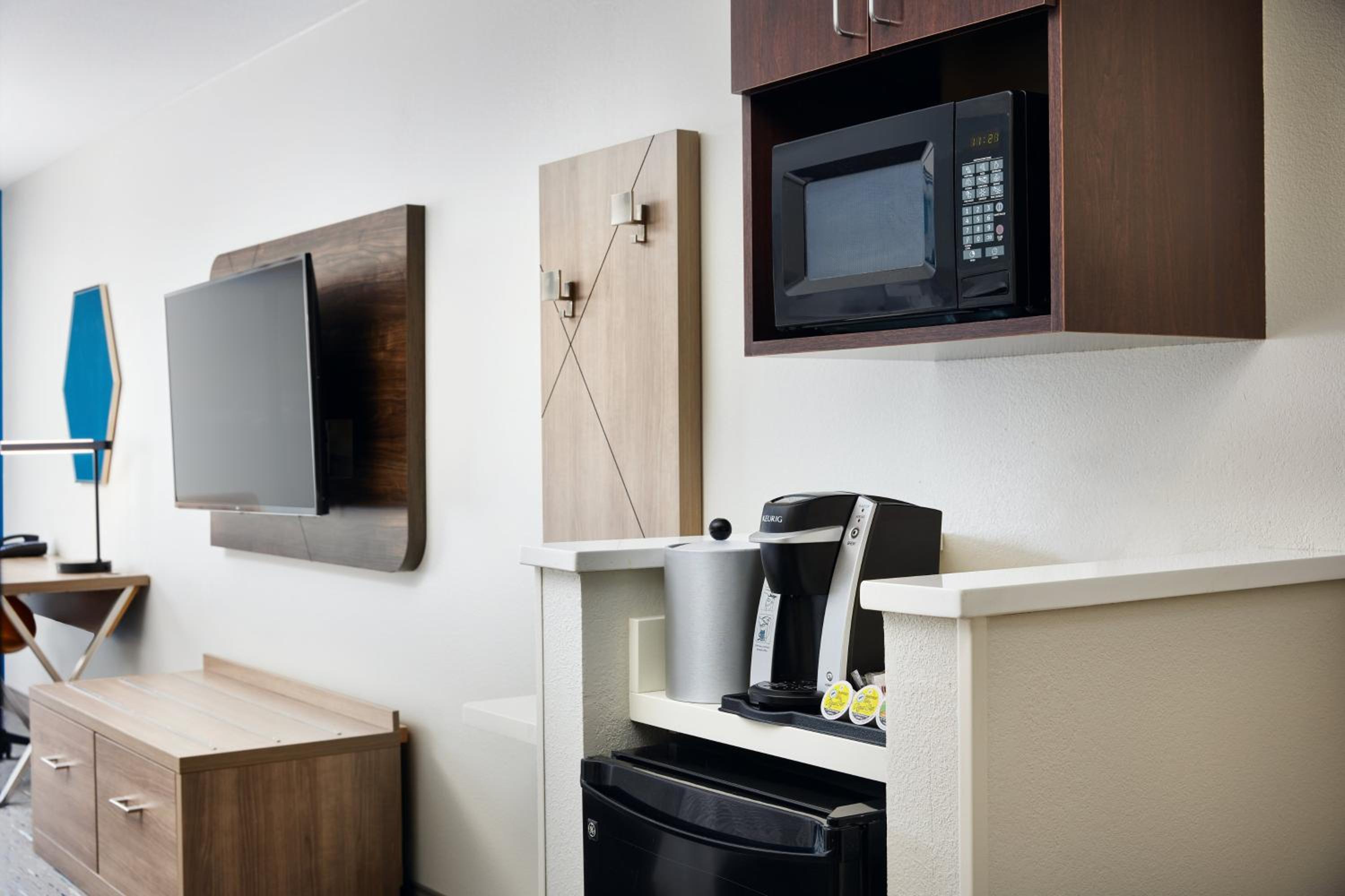 Standard Room with Two Queen Beds - Photo 1