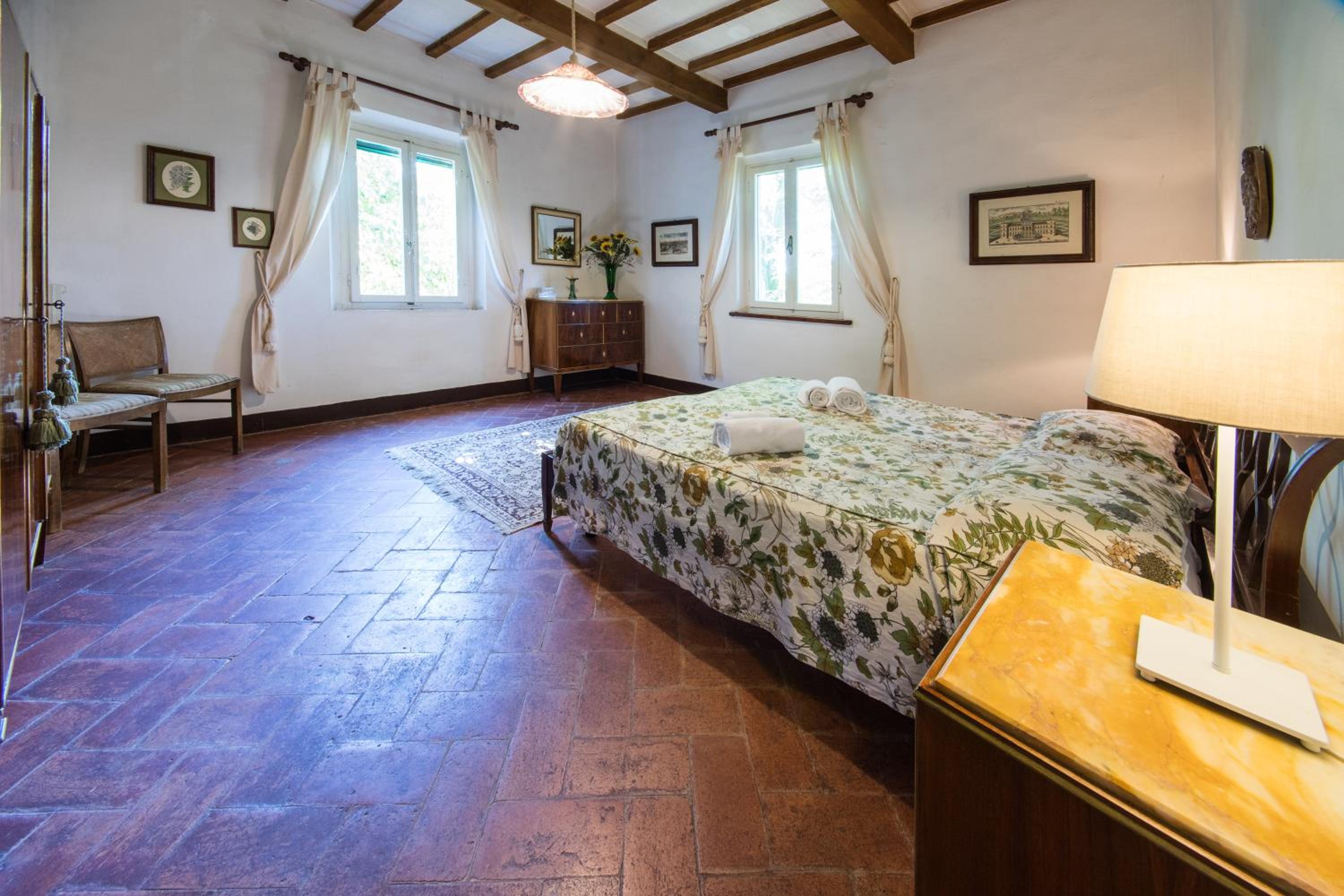 Eight-Bedroom House photo 3