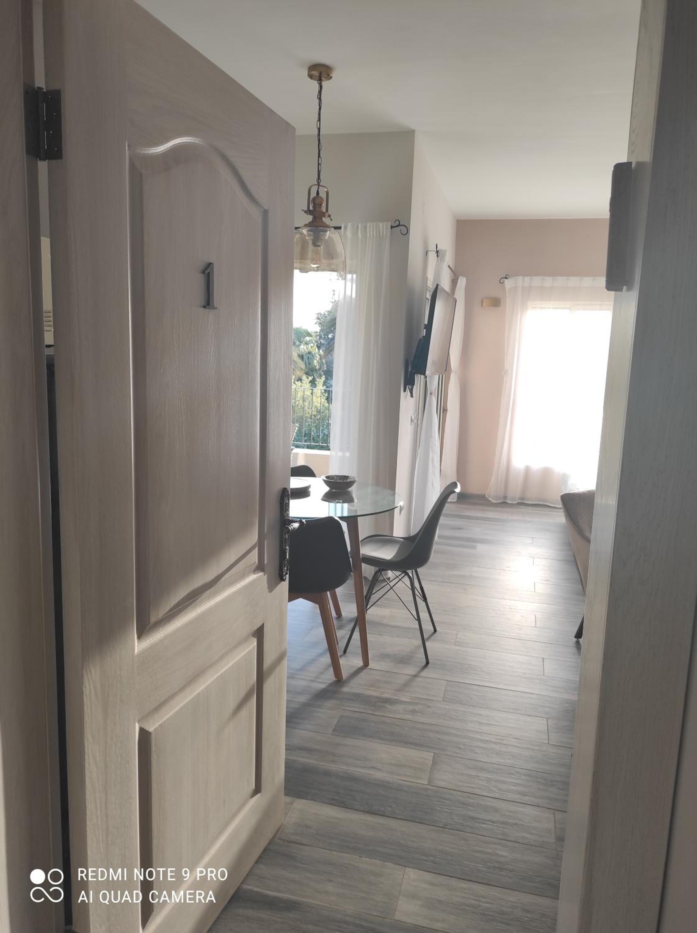 Suite - Photo 1