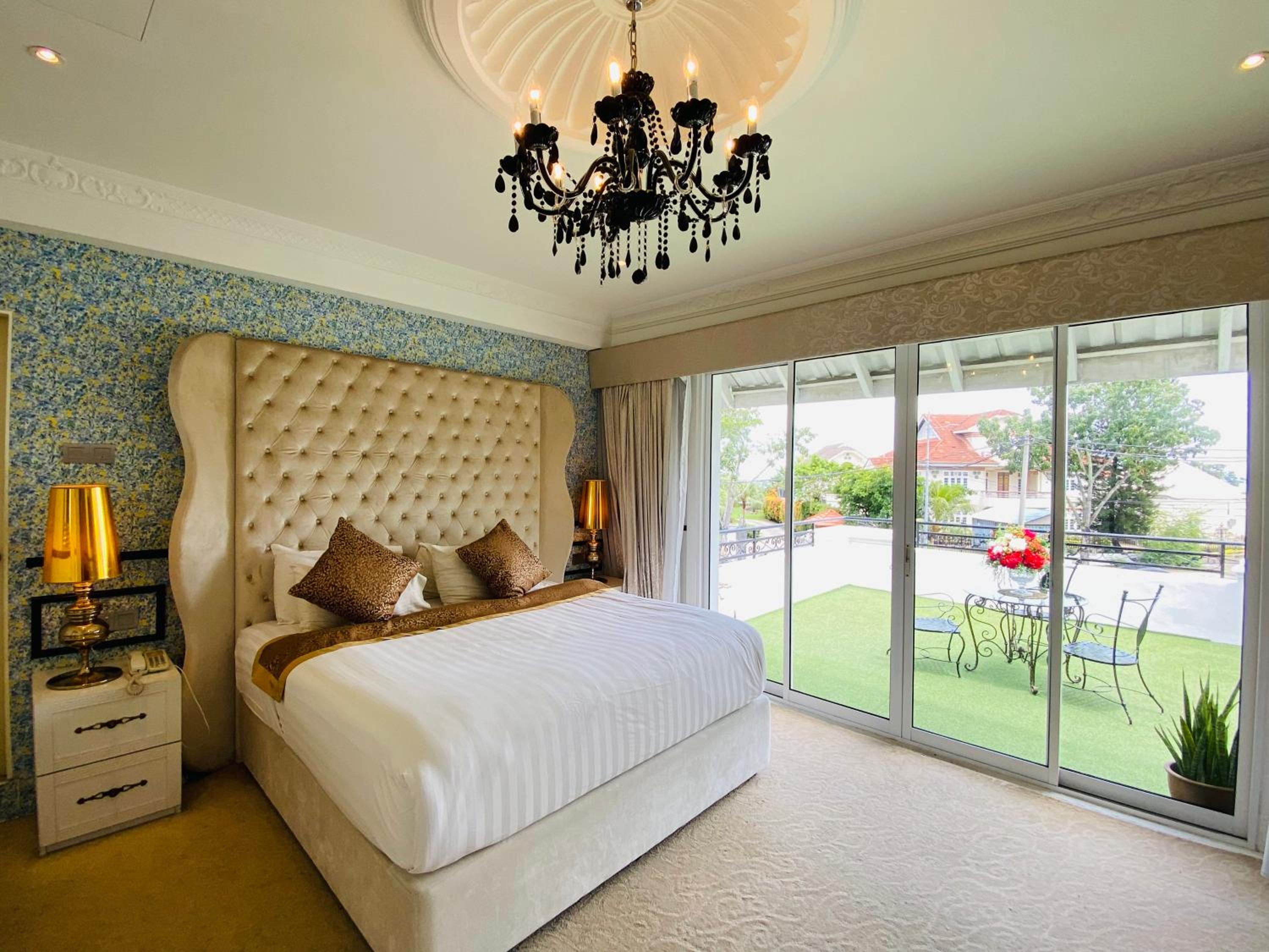 Executive Suite - Photo 2