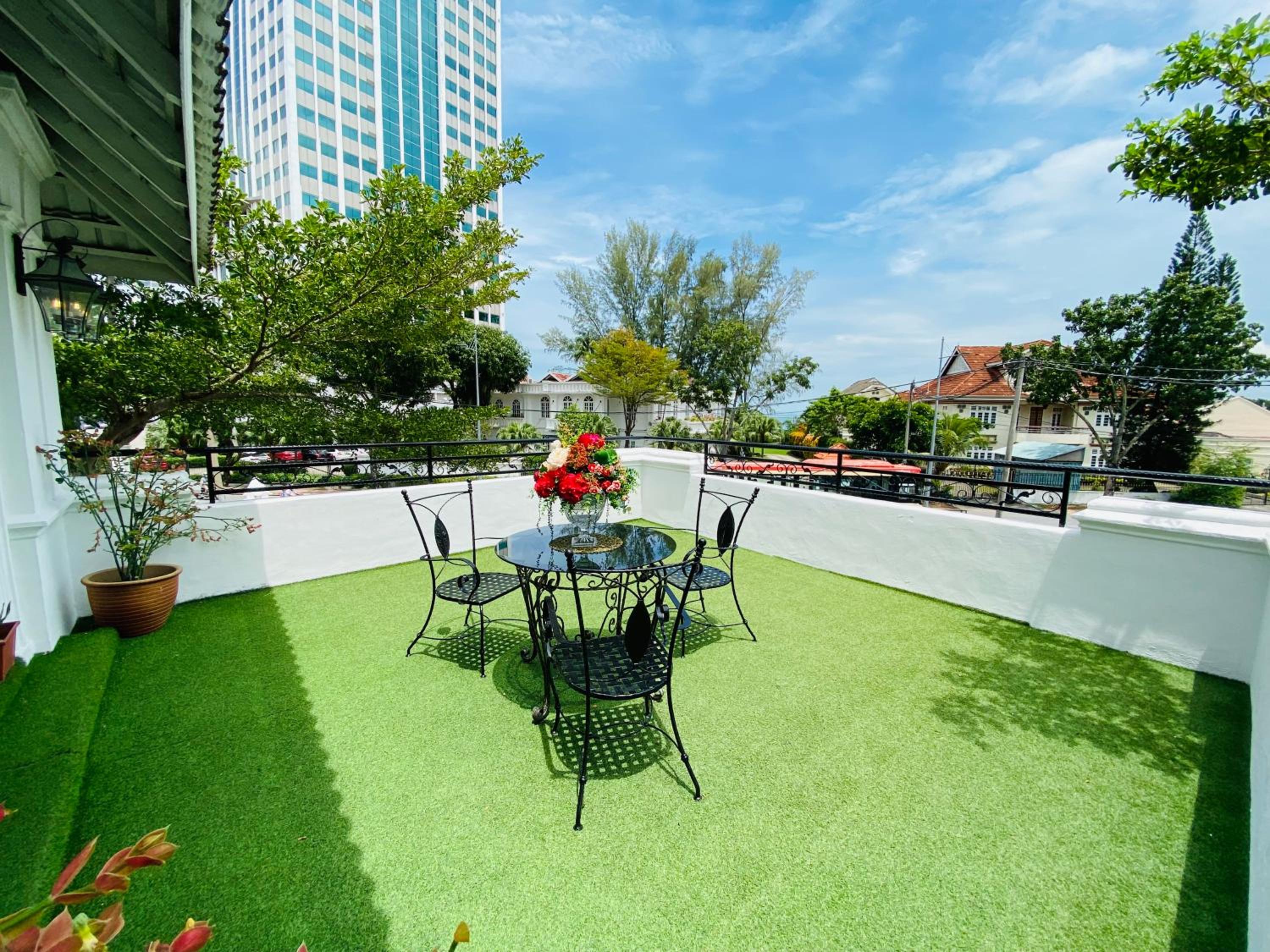Executive Suite - Photo 4